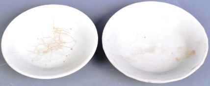 PAIR OF 17TH CENTURY CHINESE MING DYNASTY SAUCER PLATES