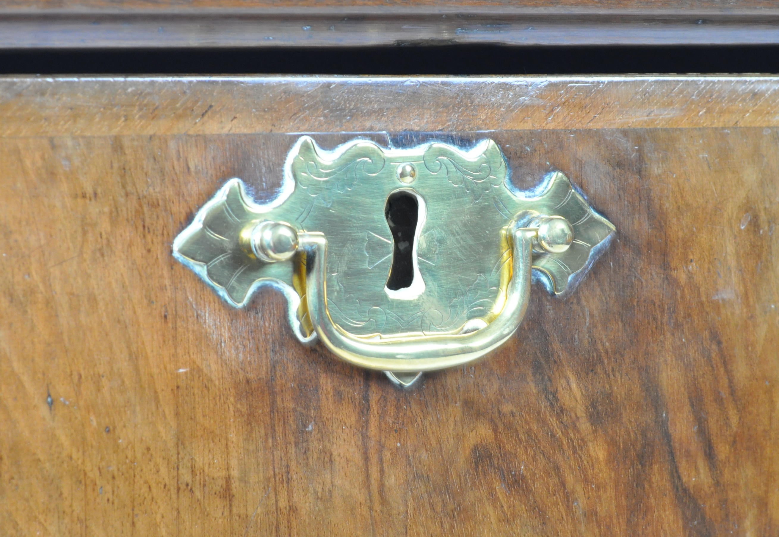 ANTIQUE 18TH / 19TH CENTURY GEORGIAN WALNUT CHEST OF DRAWERS - Image 3 of 6