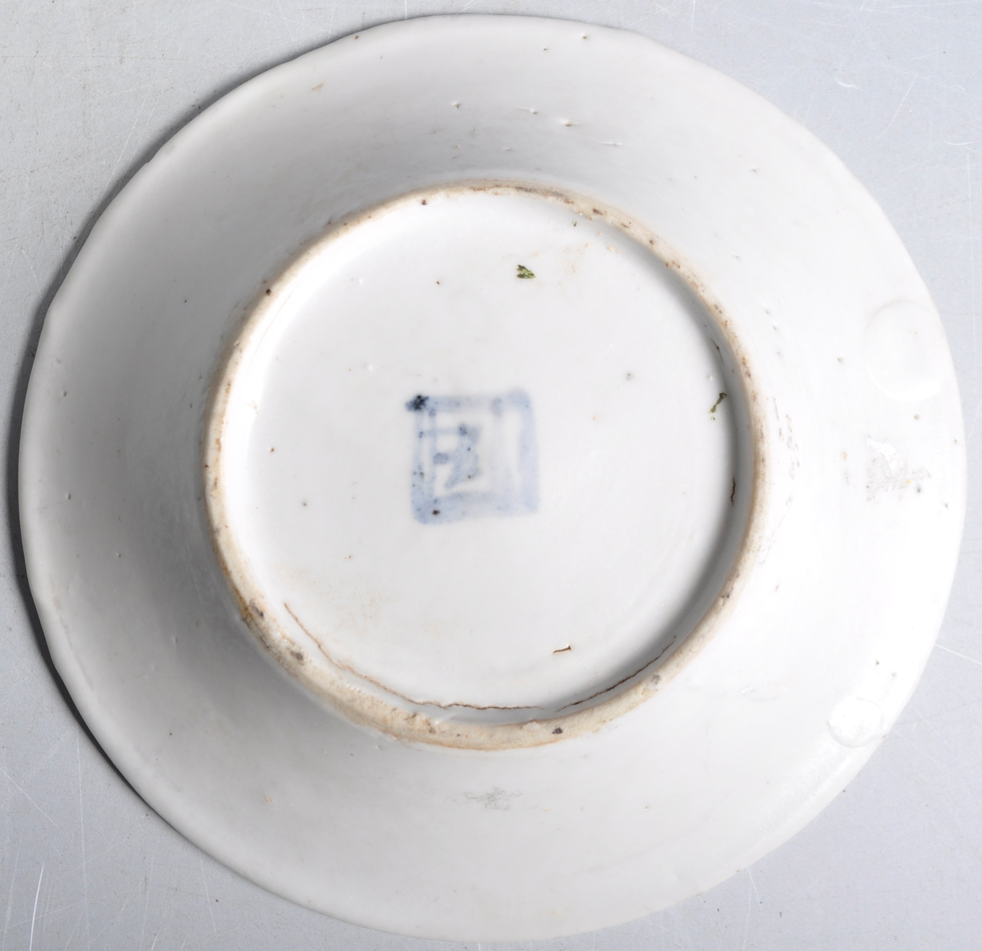 PAIR OF 17TH CENTURY CHINESE MING DYNASTY SAUCER PLATES - Image 5 of 6