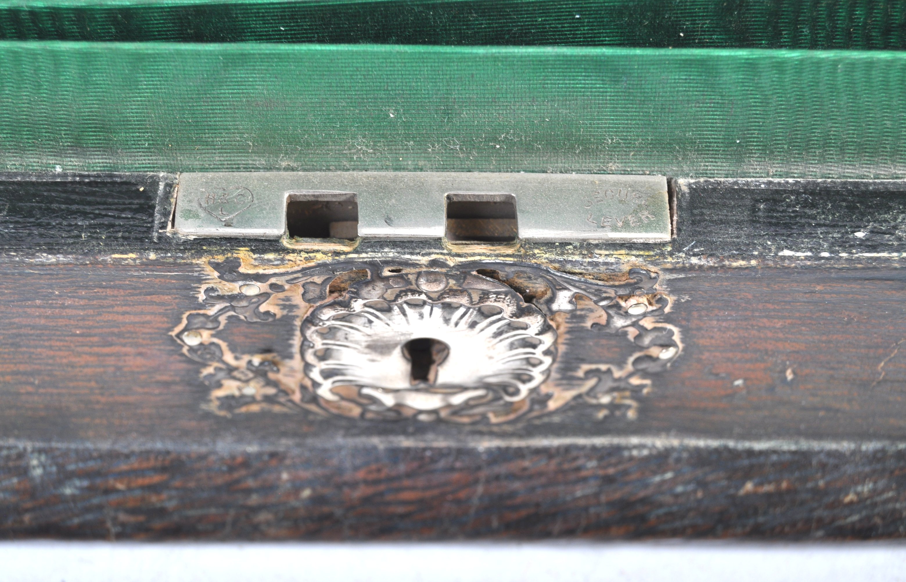 PAIR OF SILVER AND LEATHER DESK ITEMS BY WILLIAM COMYNS - Image 6 of 7