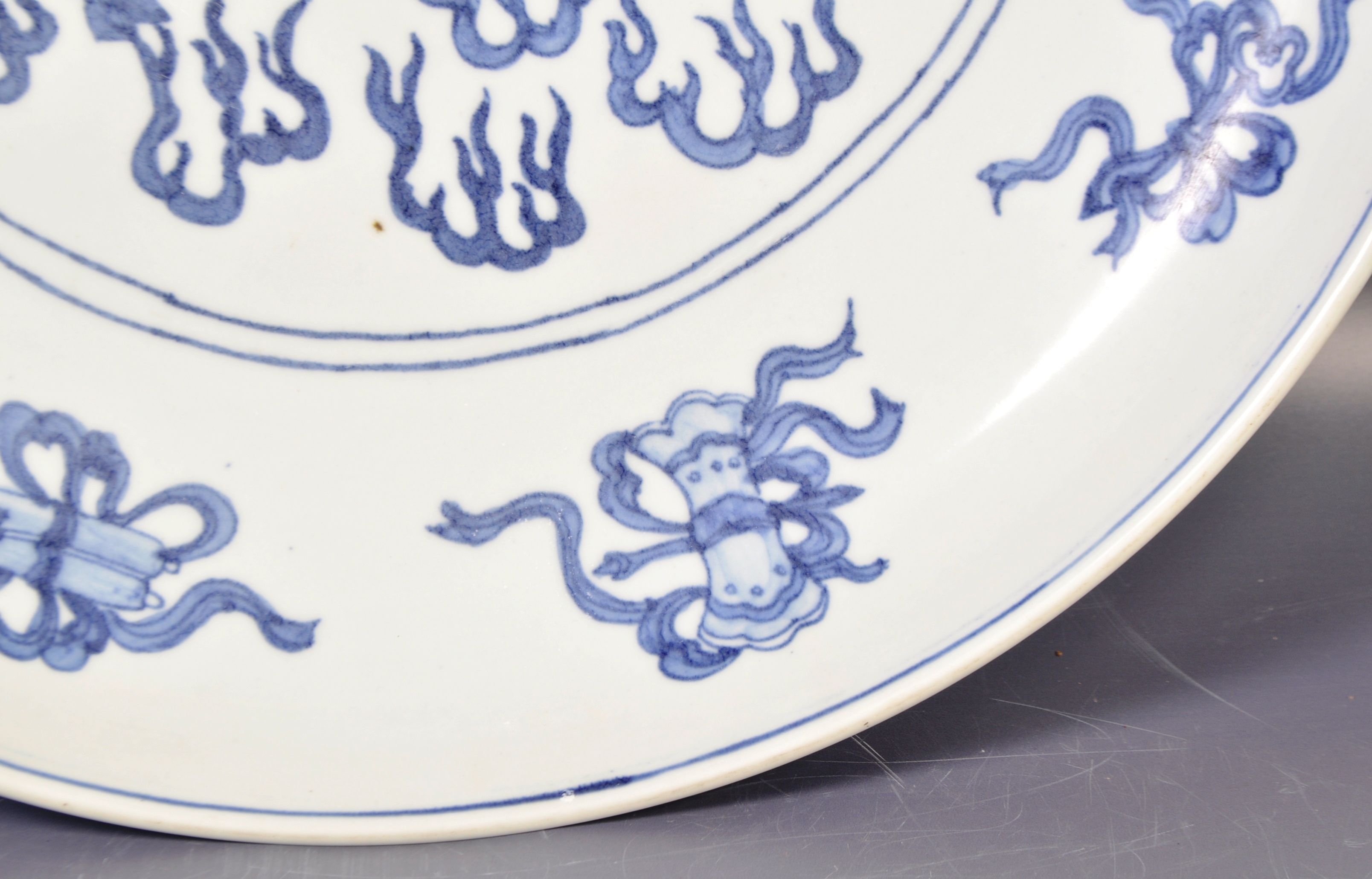 CHINESE CHENGHUA MARK BLUE AND WHITE LARGE 17" CHARGER - Image 5 of 6