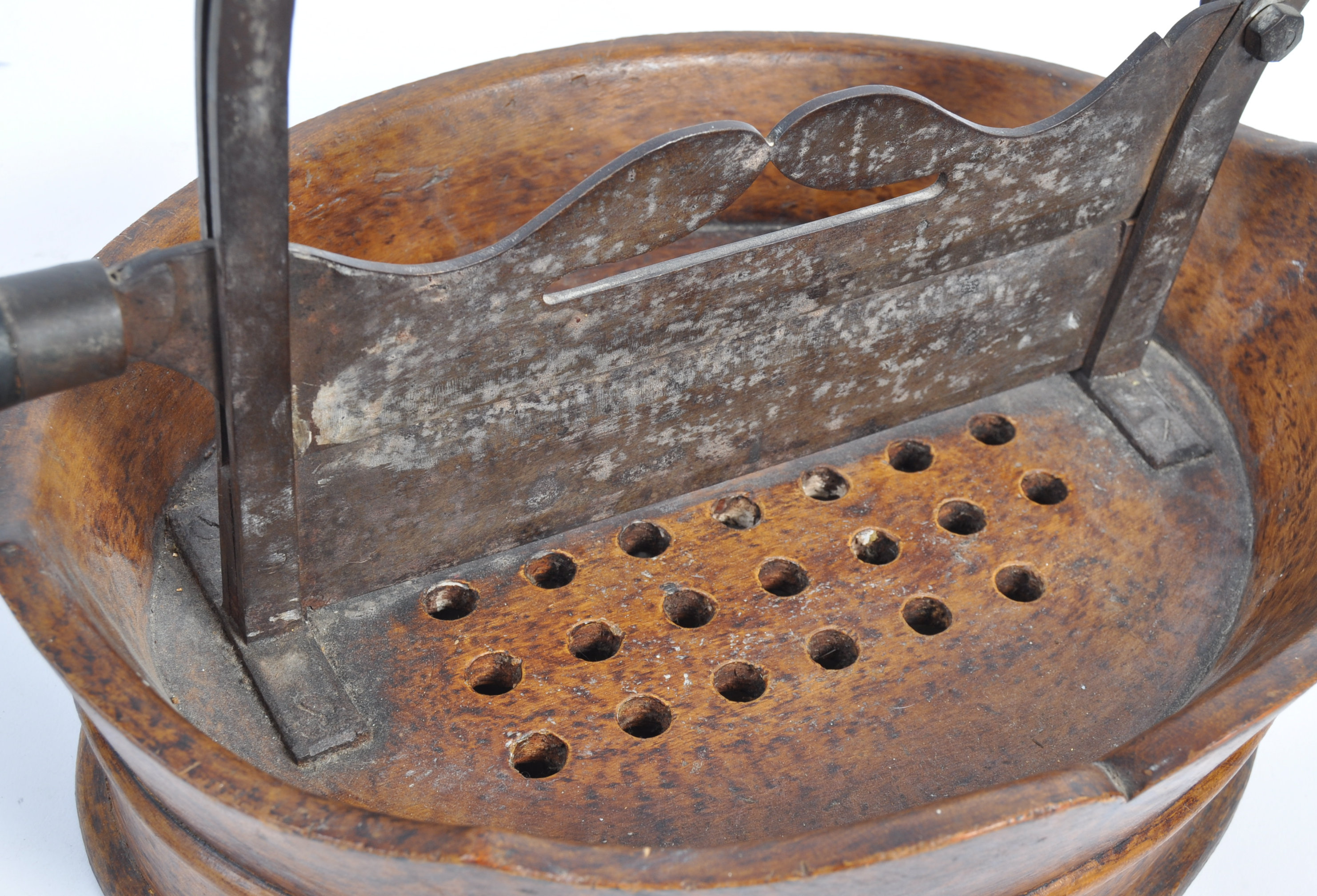 18TH CENTURY BETEL NUT CUTTER WITH TRAY - Image 4 of 6