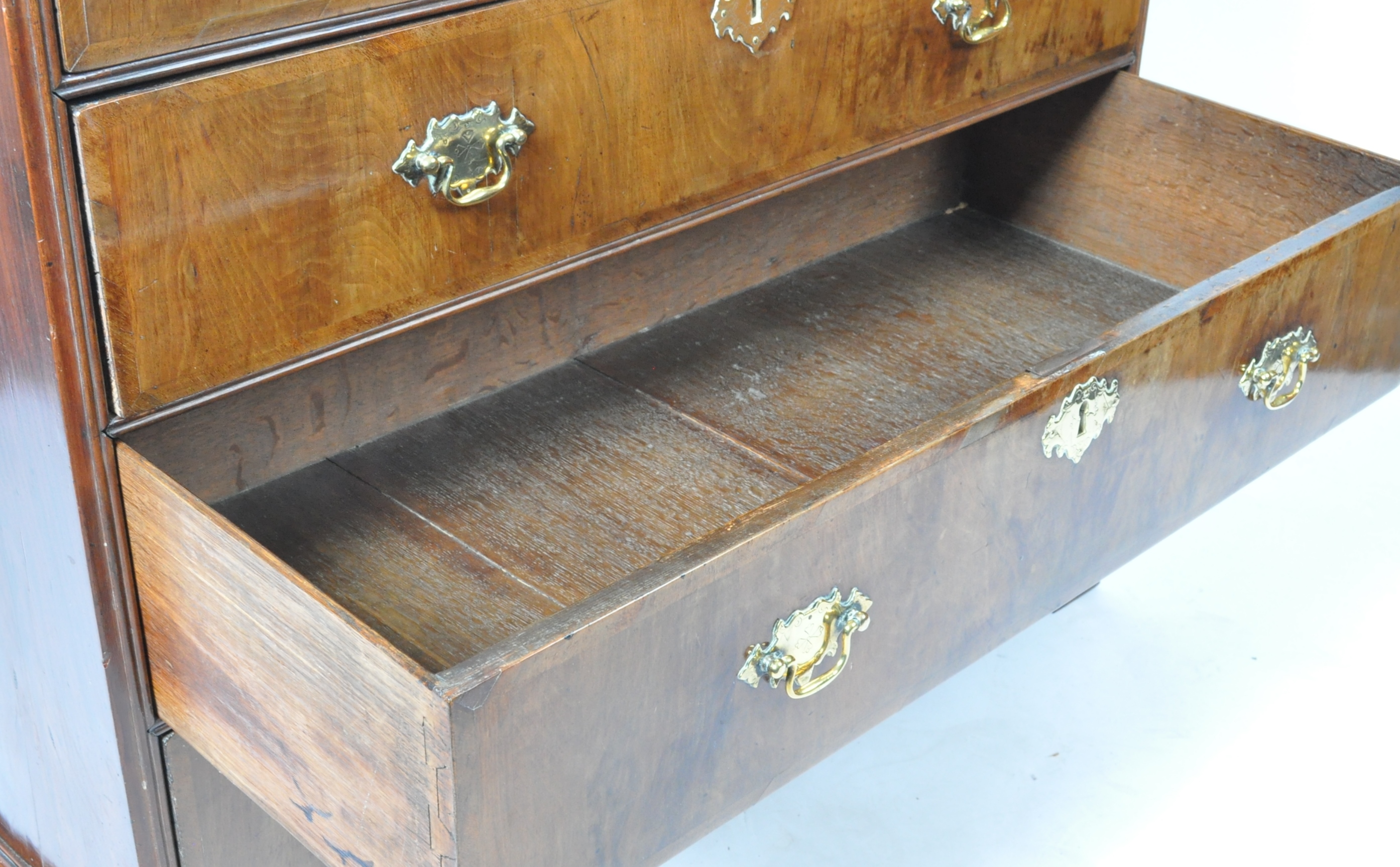 ANTIQUE 18TH / 19TH CENTURY GEORGIAN WALNUT CHEST OF DRAWERS - Image 6 of 6