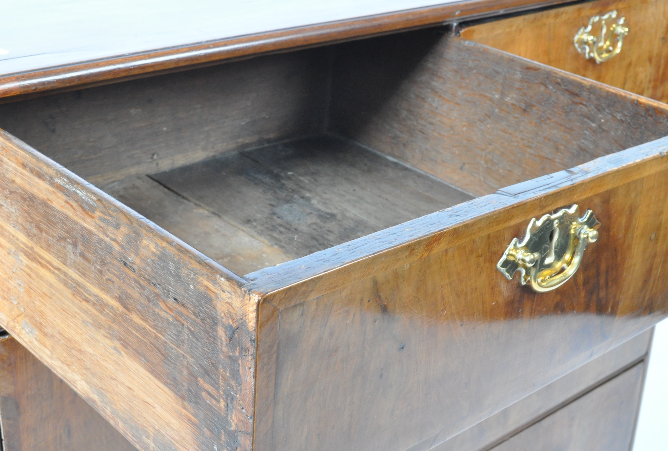 ANTIQUE 18TH / 19TH CENTURY GEORGIAN WALNUT CHEST OF DRAWERS - Image 5 of 6