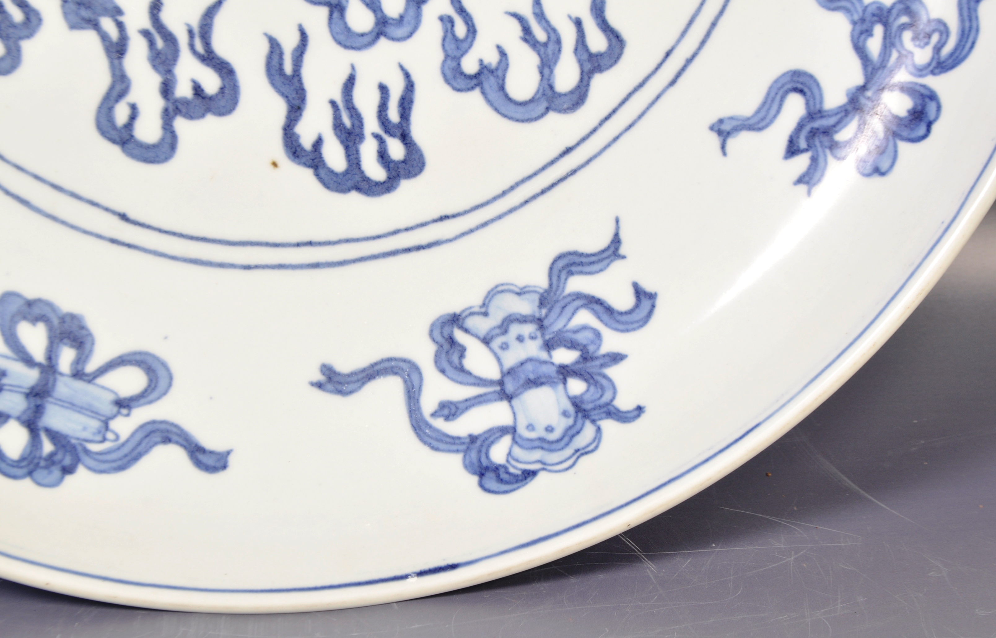 CHINESE CHENGHUA MARK BLUE AND WHITE LARGE 17" CHARGER - Image 4 of 6