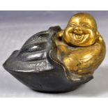 ANTIQUE CHINESE BRONZE FIGURINE OF A LAUGHING SEATED BUDDHA