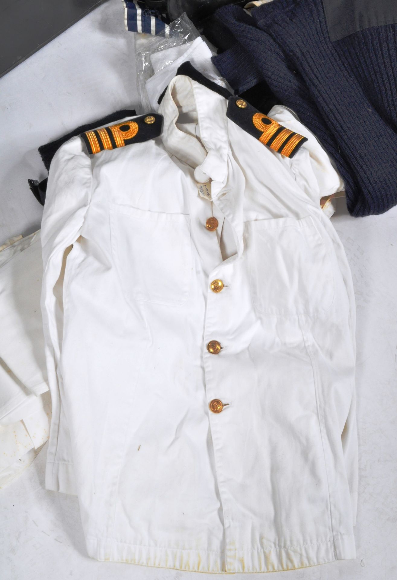 COLLECTION OF POST WAR ROYAL NAVY COMMANDERS UNIFORM ITEMS - Image 5 of 10