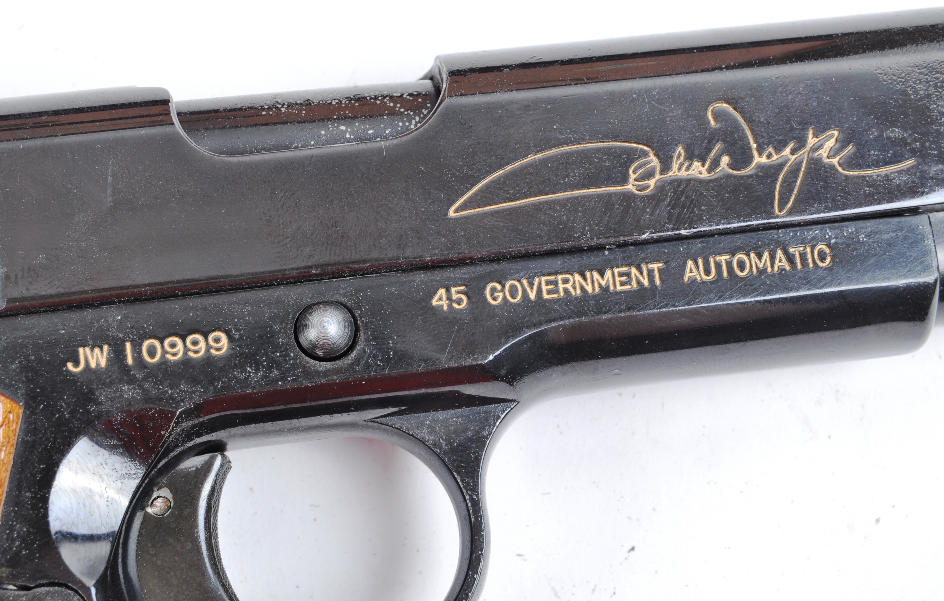 JOHN WAYNE COMMEMORATIVE REPLICA .45 AUTOMATIC HAND GUN - Image 7 of 11