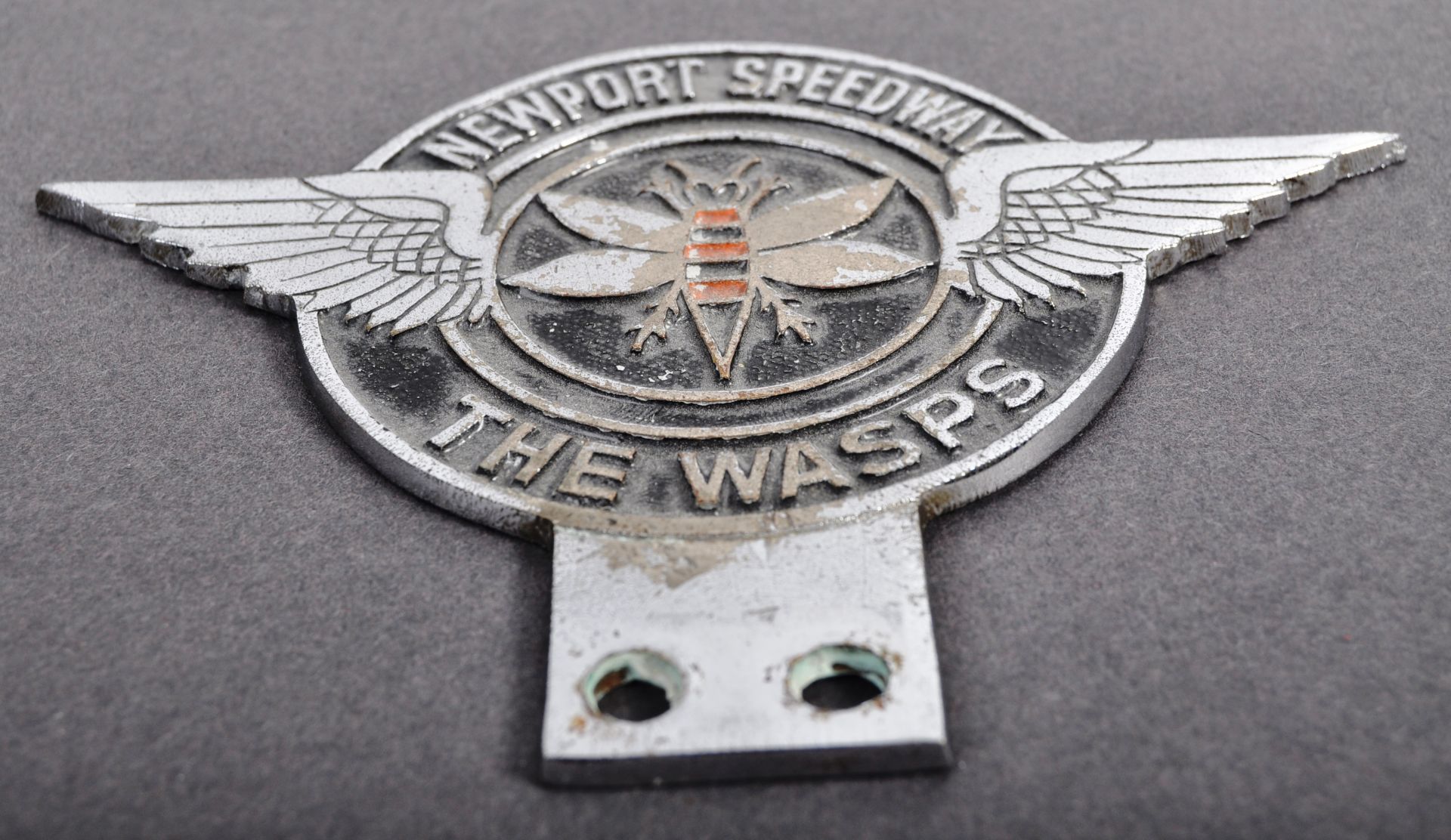 VINTAGE NEWPORT SPEEDWAY ' THE WASPS ' CAR BADGE - Image 2 of 4