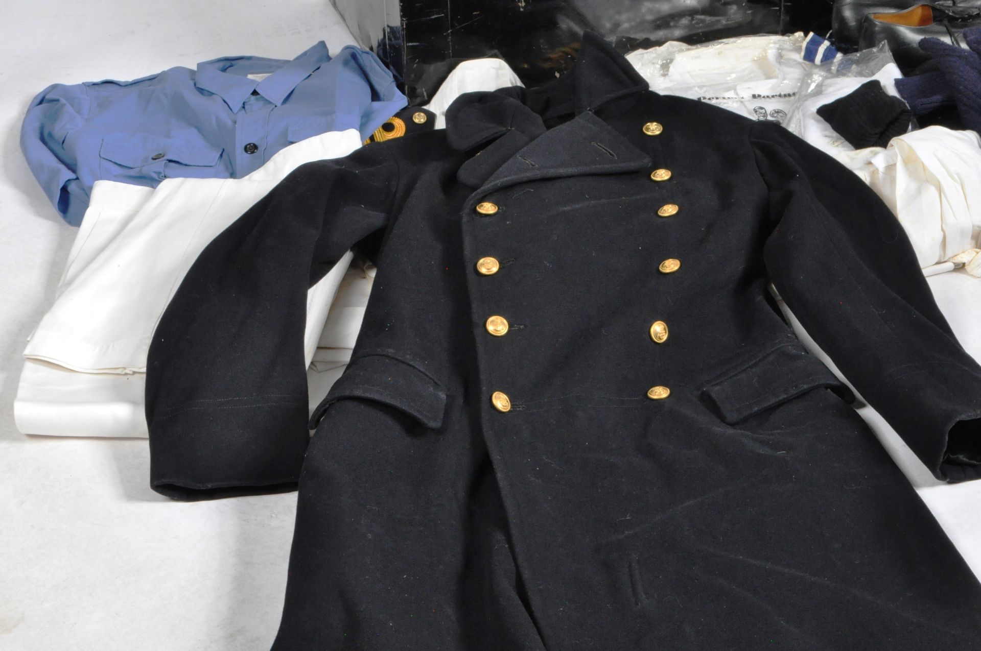 COLLECTION OF POST WAR ROYAL NAVY COMMANDERS UNIFORM ITEMS - Image 2 of 10