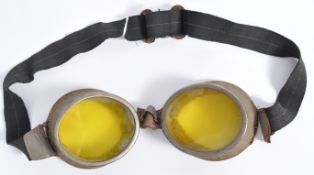 PAIR OF WORLD WAR AVIATION / DISPATCH DRIVER GOGGL