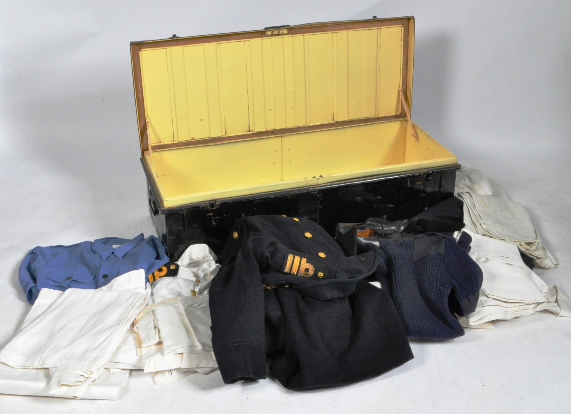 COLLECTION OF POST WAR ROYAL NAVY COMMANDERS UNIFORM ITEMS