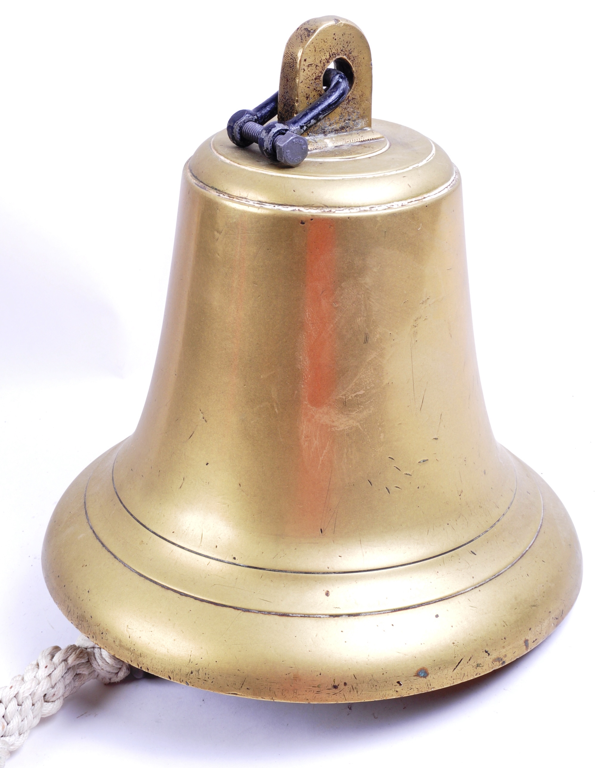 LARGE VINTAGE BRASS SHIP'S BELL WITH WALL BRACKET - Image 4 of 8