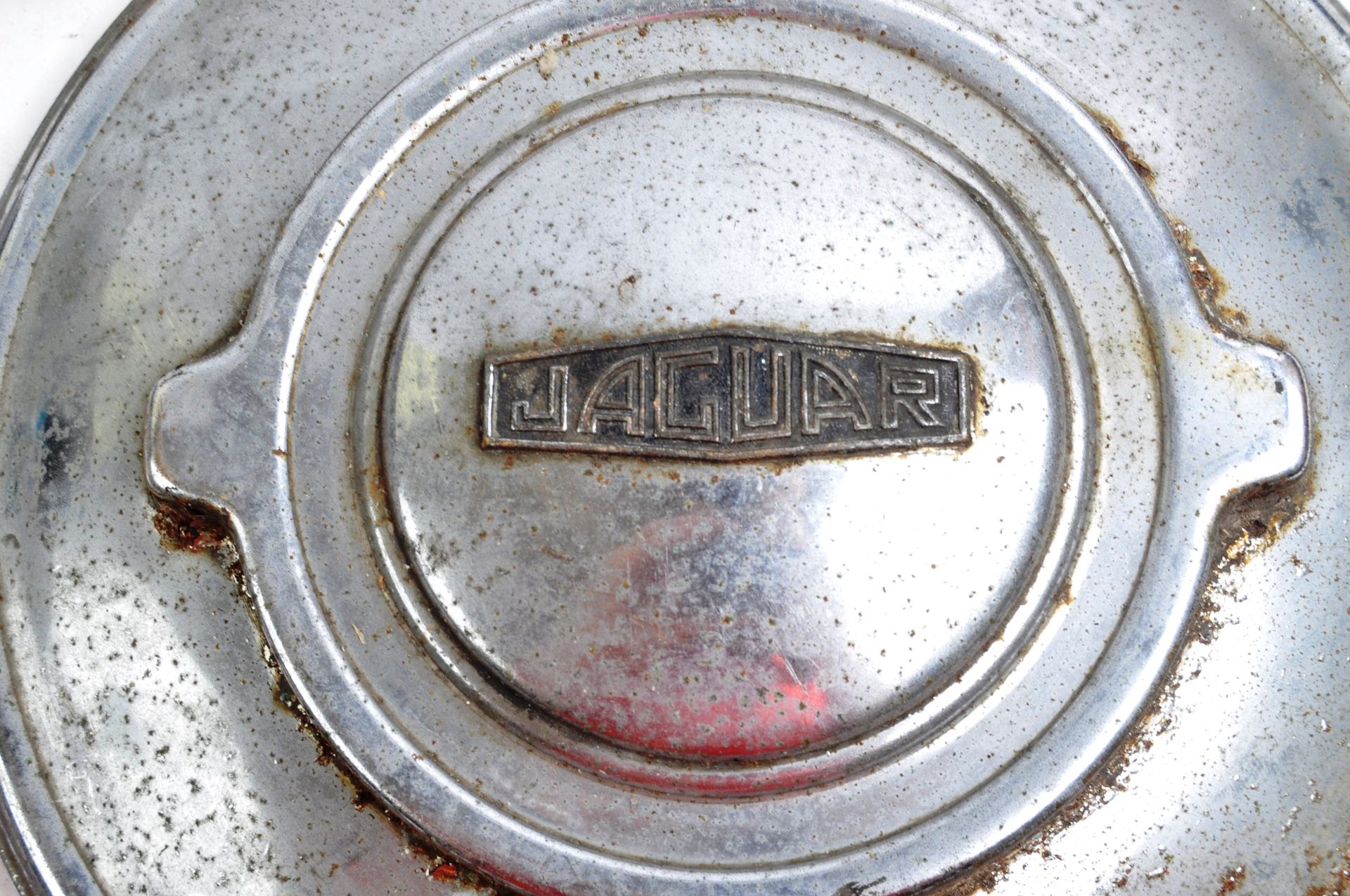 COLLECTION OF X3 ORIGINAL VINTAGE JAGUAR CAR HUB CAPS - Image 3 of 8