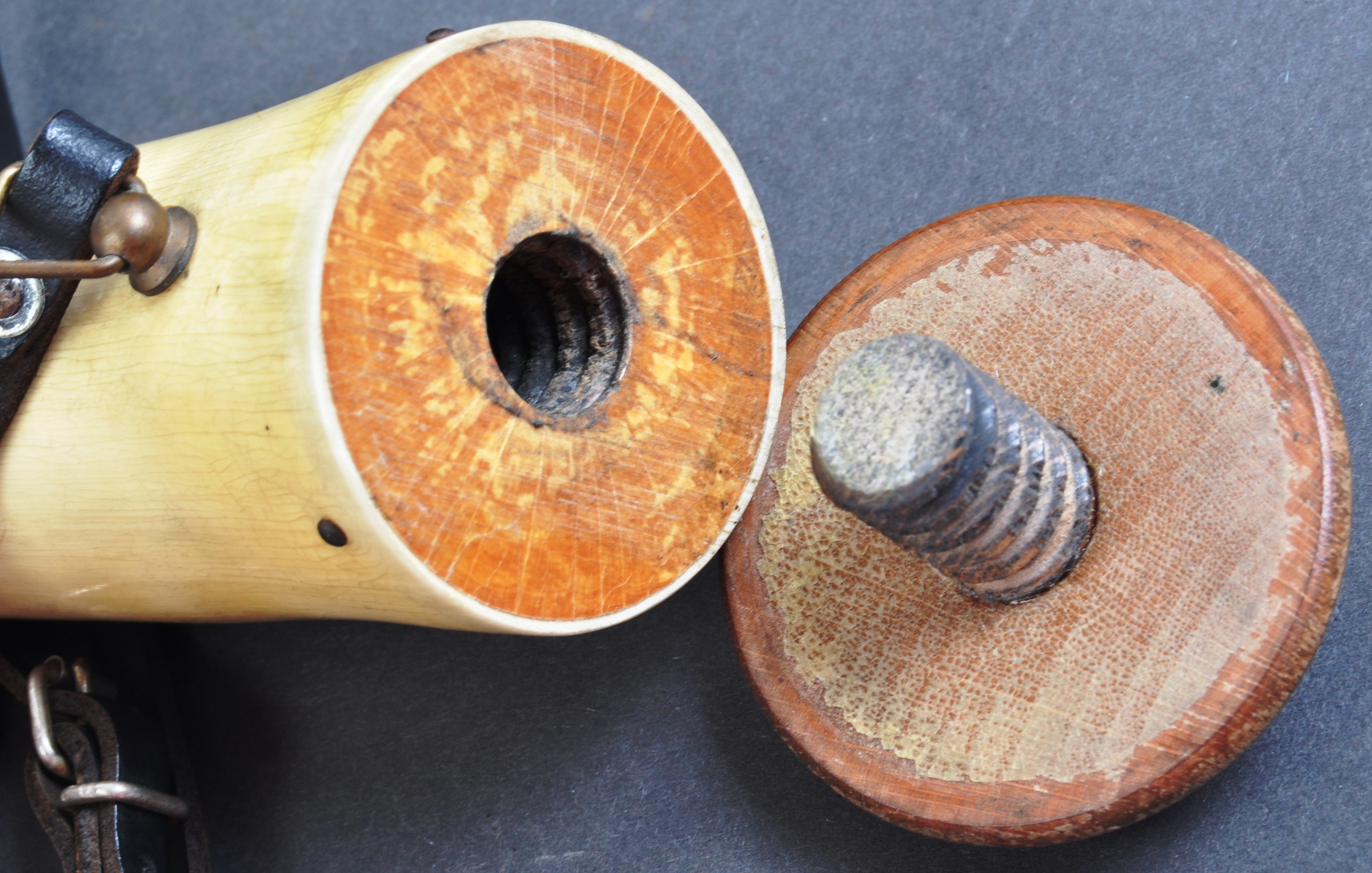 19TH CENTURY GUN POWDER HORN / FLASK - Image 6 of 6