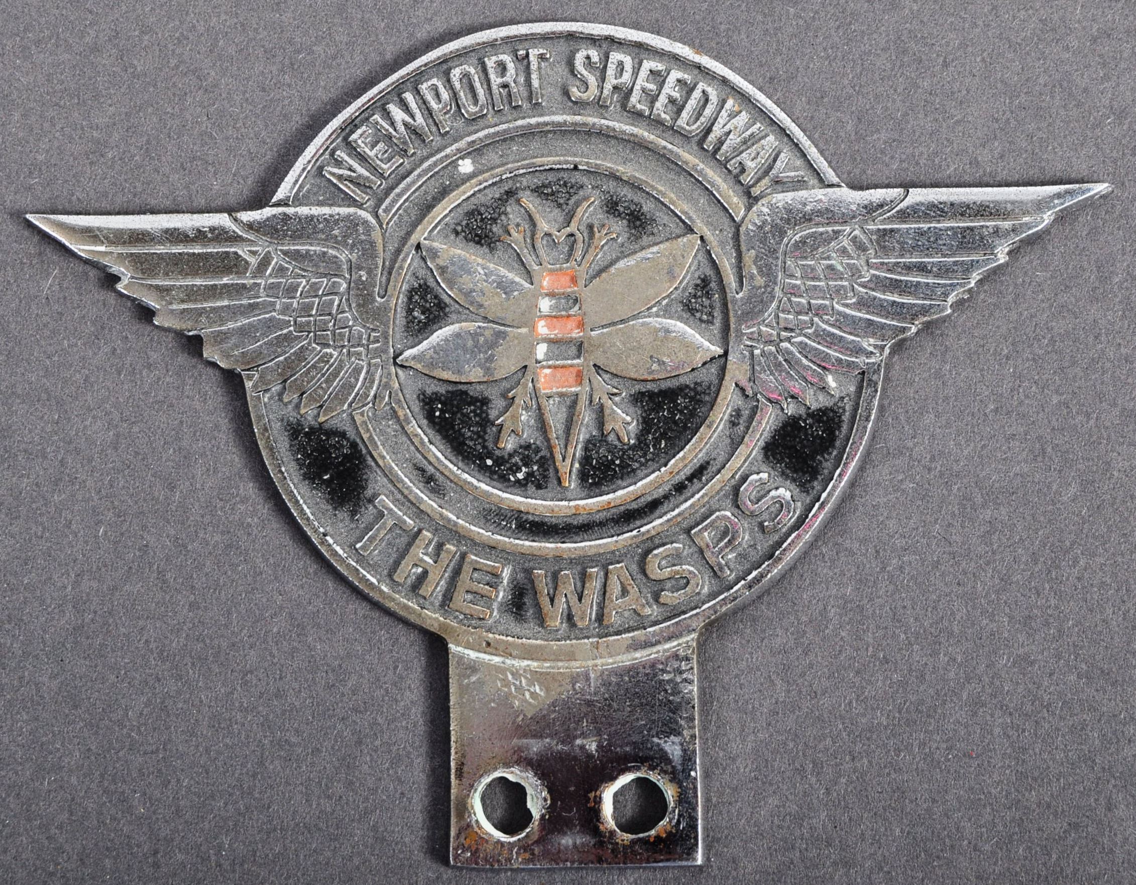 VINTAGE NEWPORT SPEEDWAY ' THE WASPS ' CAR BADGE