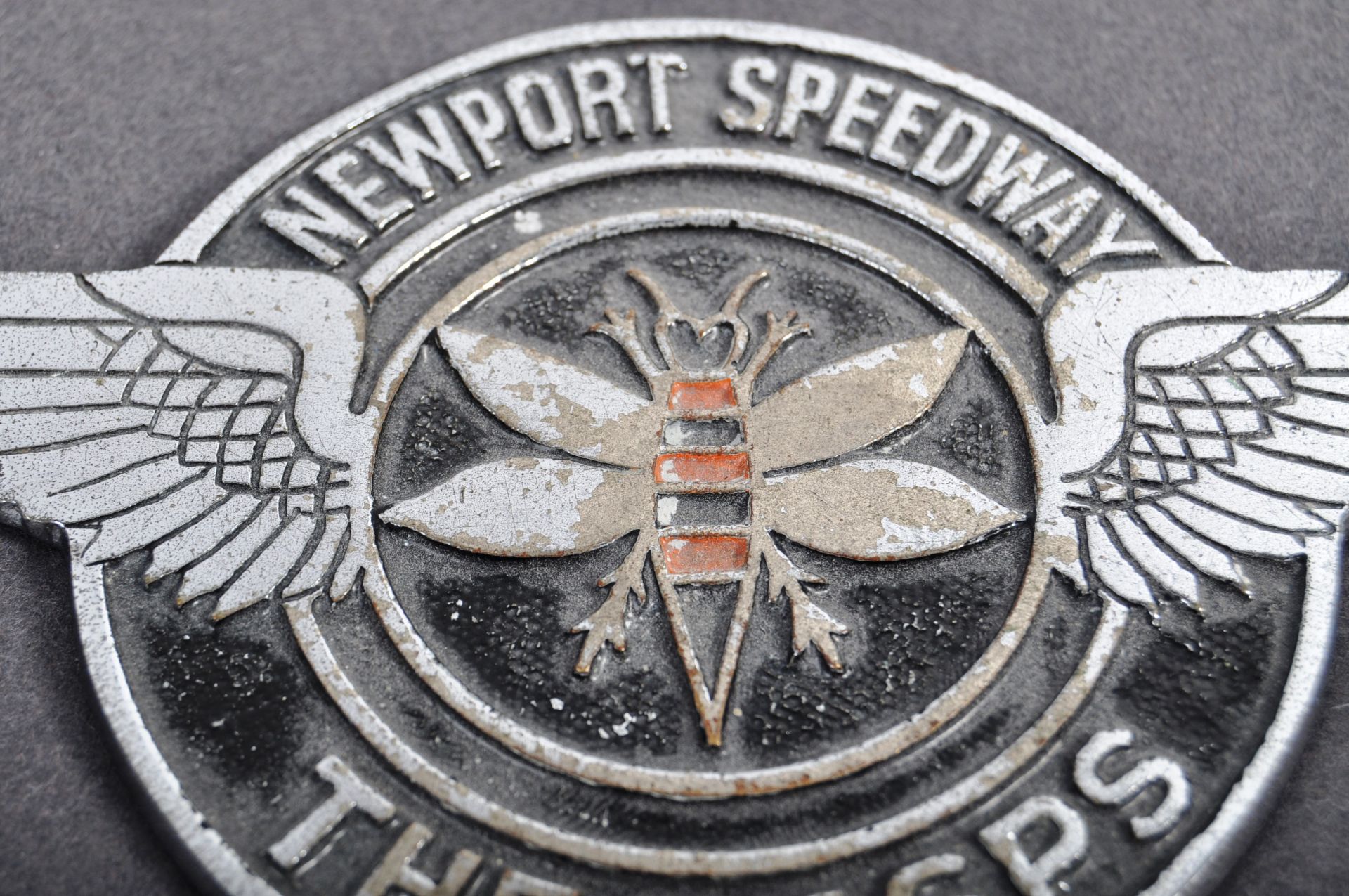 VINTAGE NEWPORT SPEEDWAY ' THE WASPS ' CAR BADGE - Bild 3 aus 4