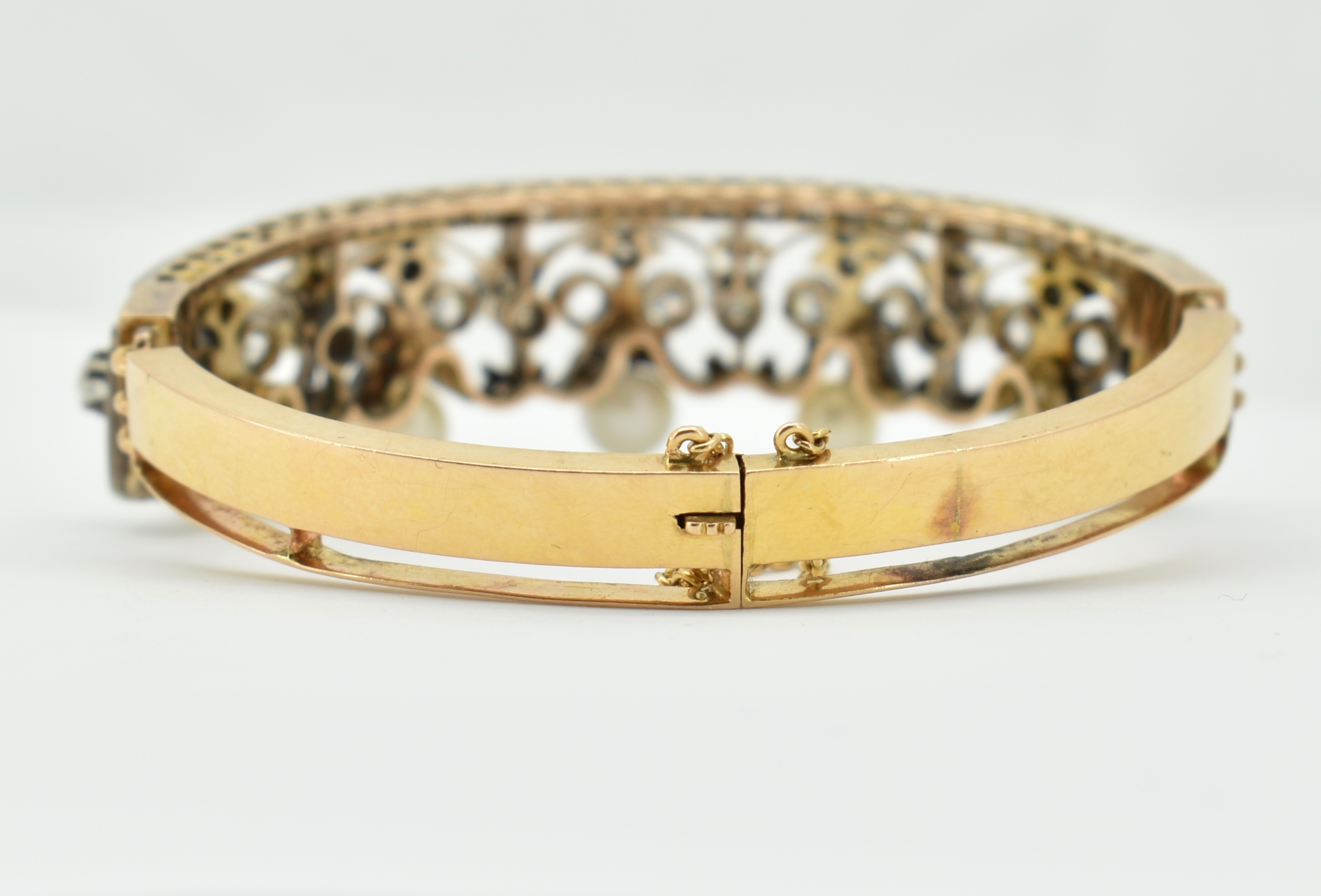 FRENCH BELLE EPOQUE 18CT GOLD AND PEARL BANGLE - Image 3 of 5