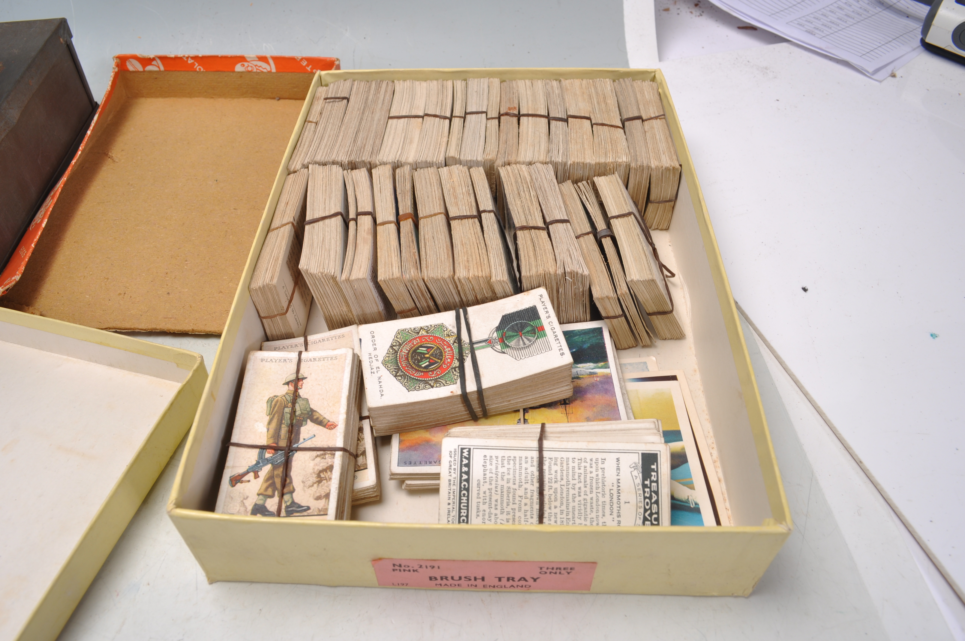 LARGE UNTOUCHED COLLECTION OF VINTAGE CIGARETTE CARDS - Image 8 of 11