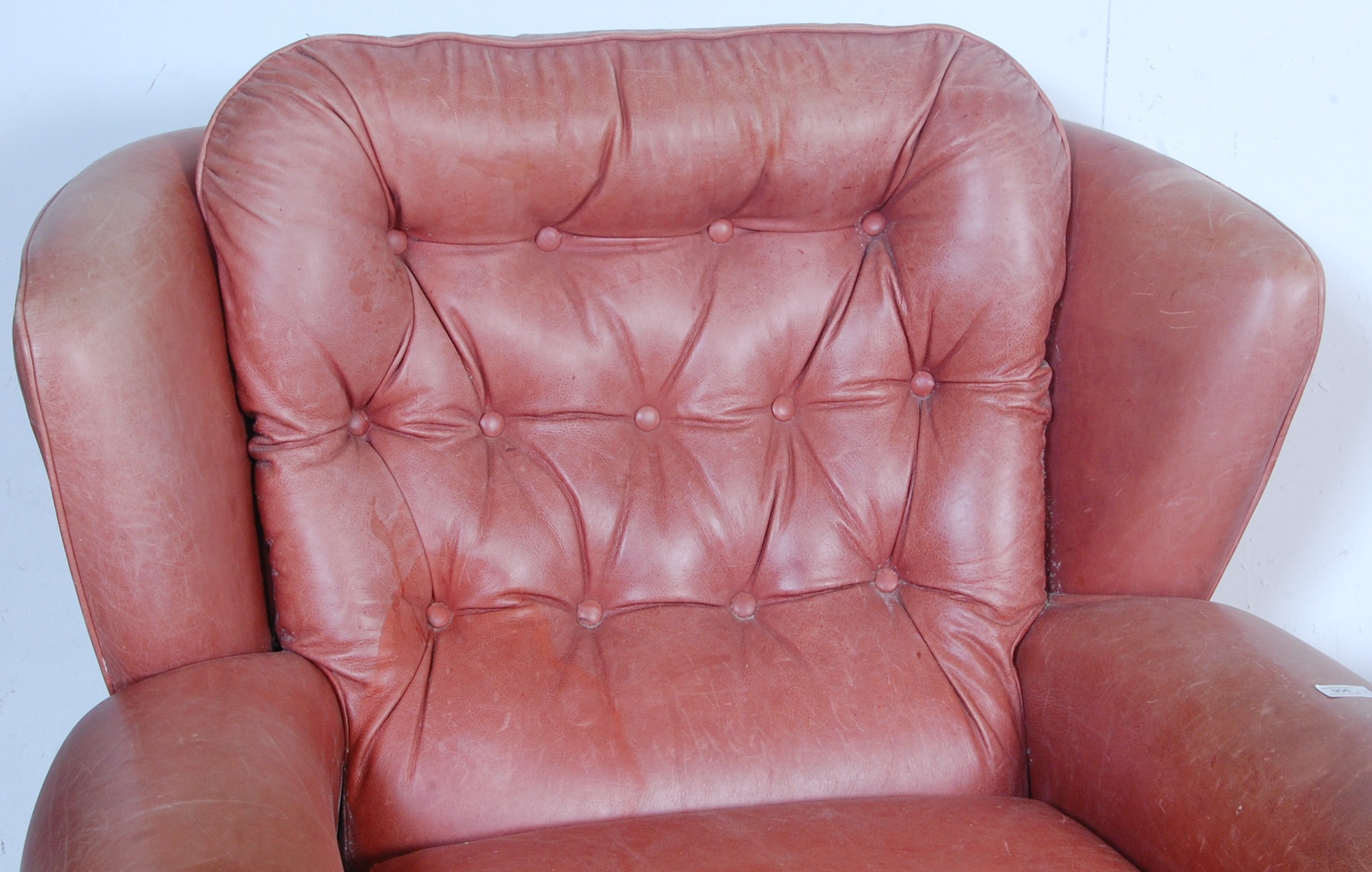 PAIR OF RETRO VINTAGE CHESTERFIELD CLUB CHAIRS - Image 4 of 10