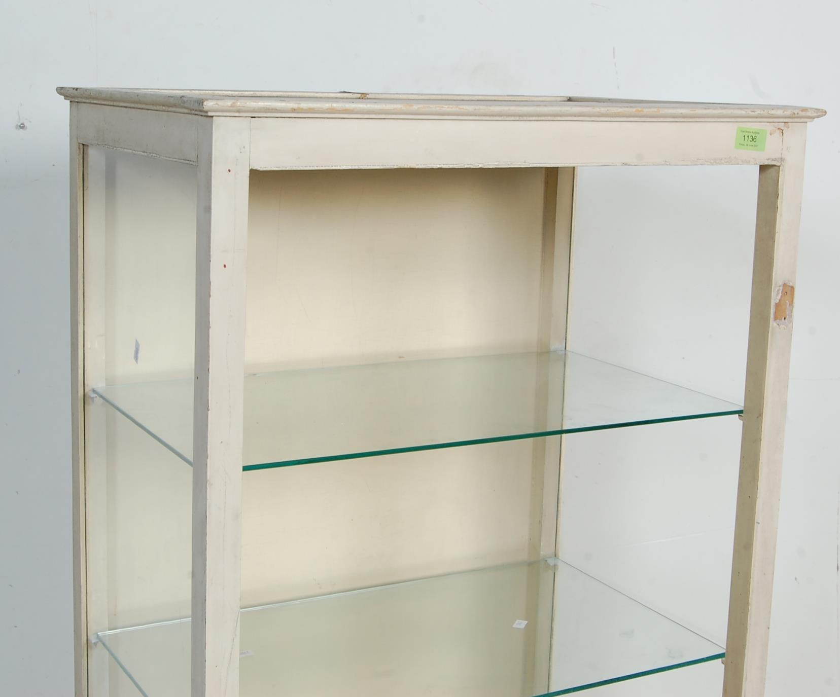 MID 20TH CENTURY WHITE PAINTED DISPLAY CABINET - Image 2 of 5