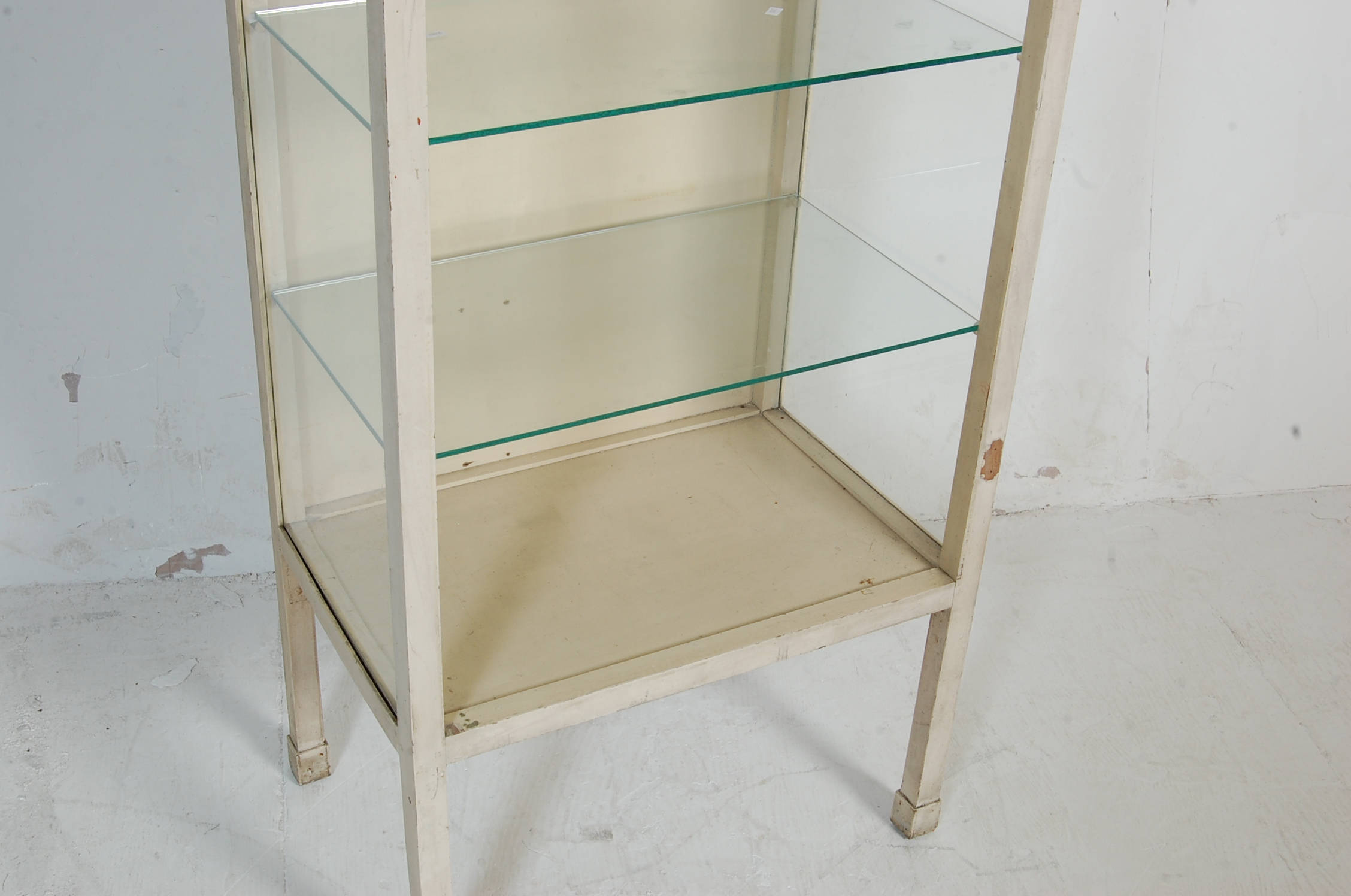 MID 20TH CENTURY WHITE PAINTED DISPLAY CABINET - Image 4 of 5