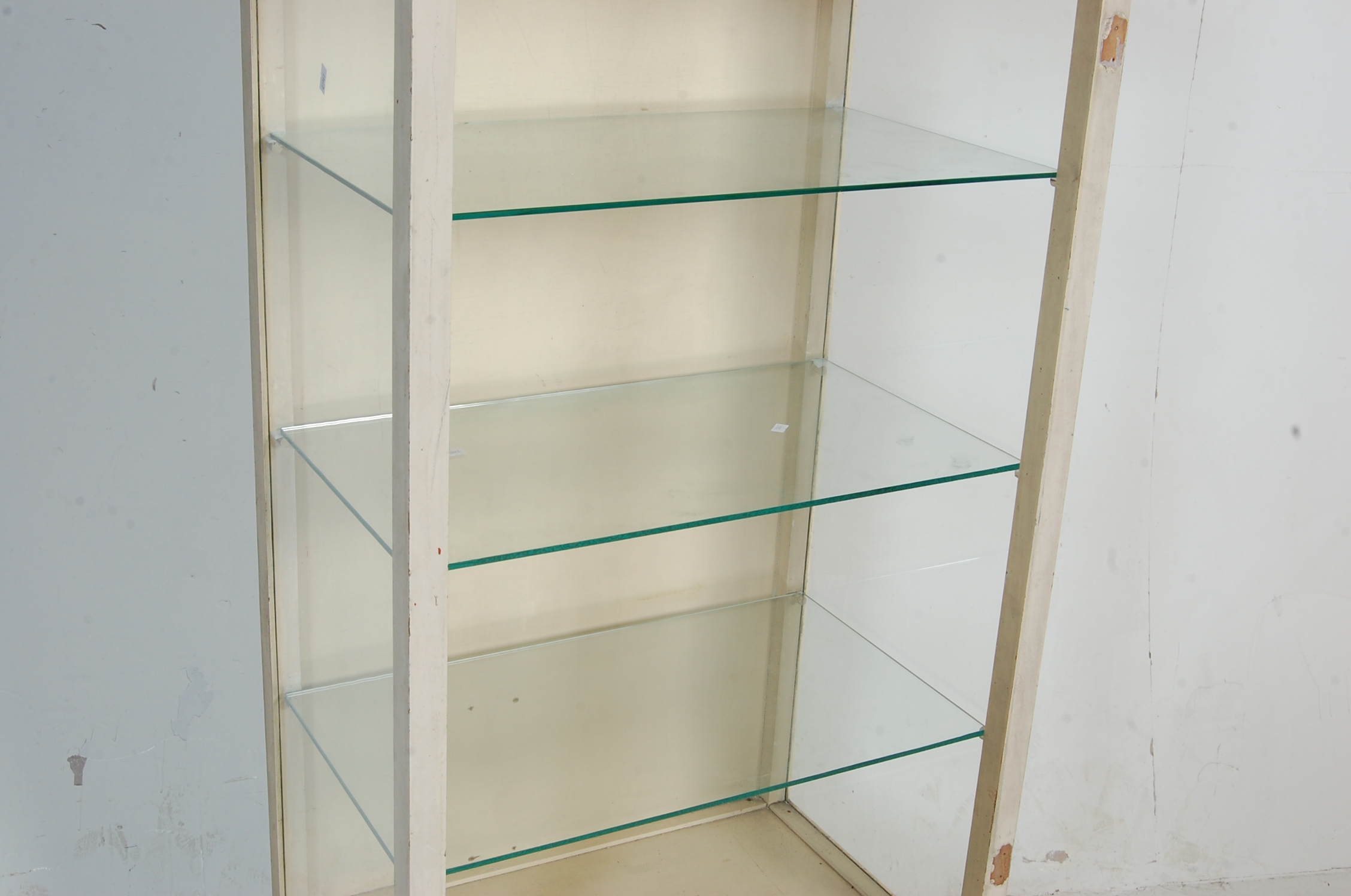 MID 20TH CENTURY WHITE PAINTED DISPLAY CABINET - Image 3 of 5