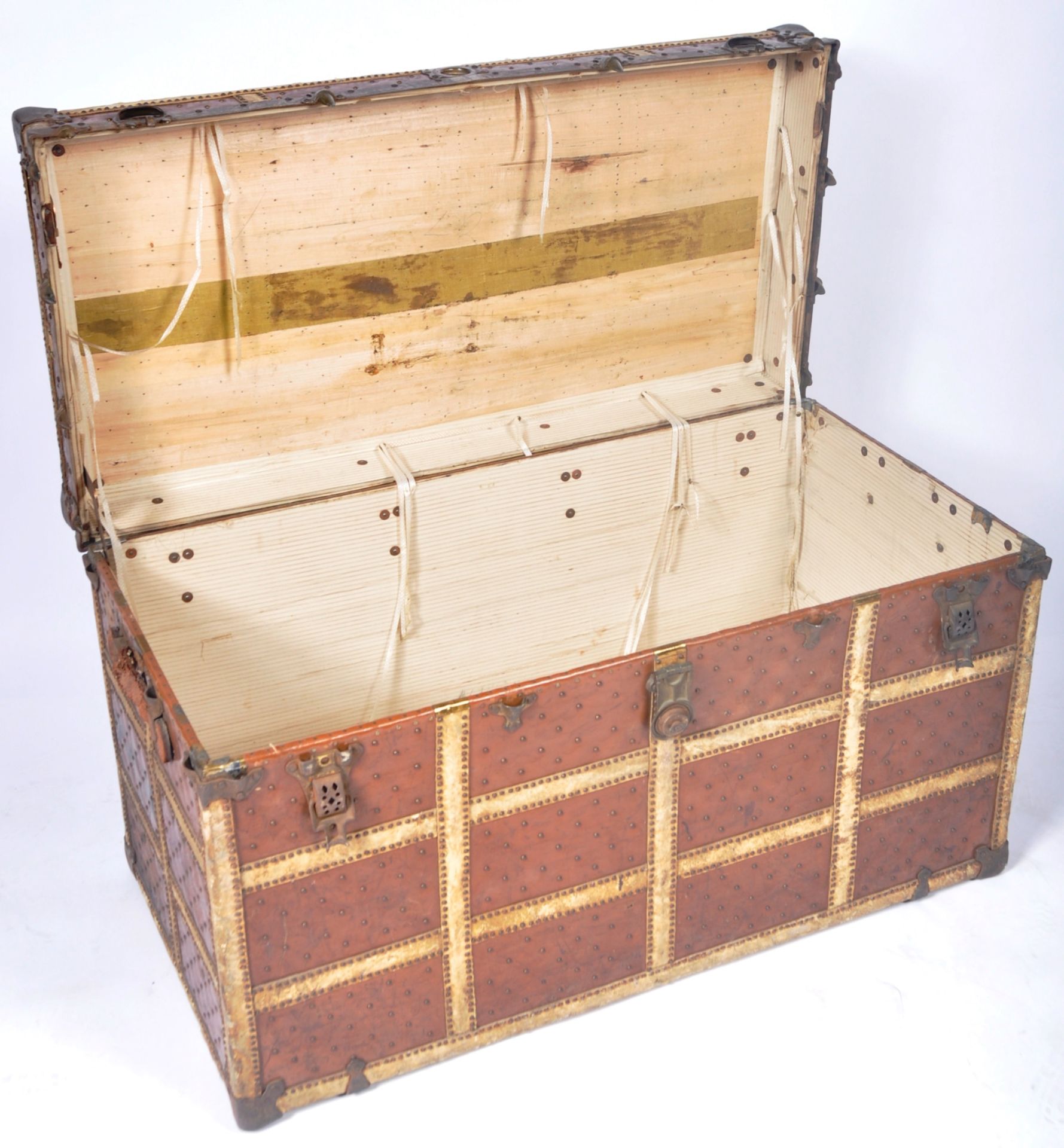 ANTIQUE 20TH CENTURY TRAVEL STEAMER TRUNK BELIEVED LOUIS VUITTON - Image 5 of 7