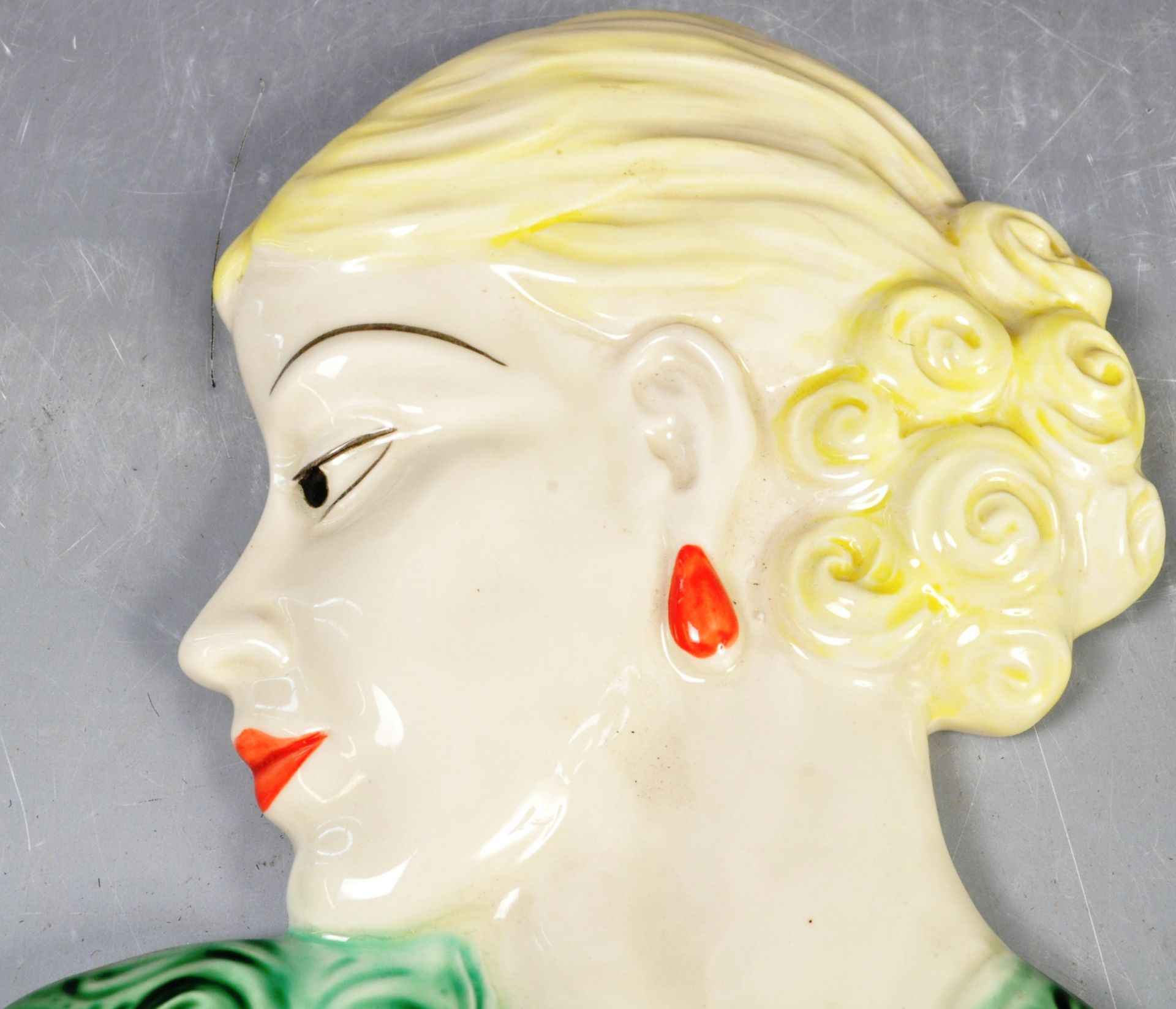 ART DECO HAND PAINTED CERAMIC FEMALE WALL PLAQUE - Bild 2 aus 5