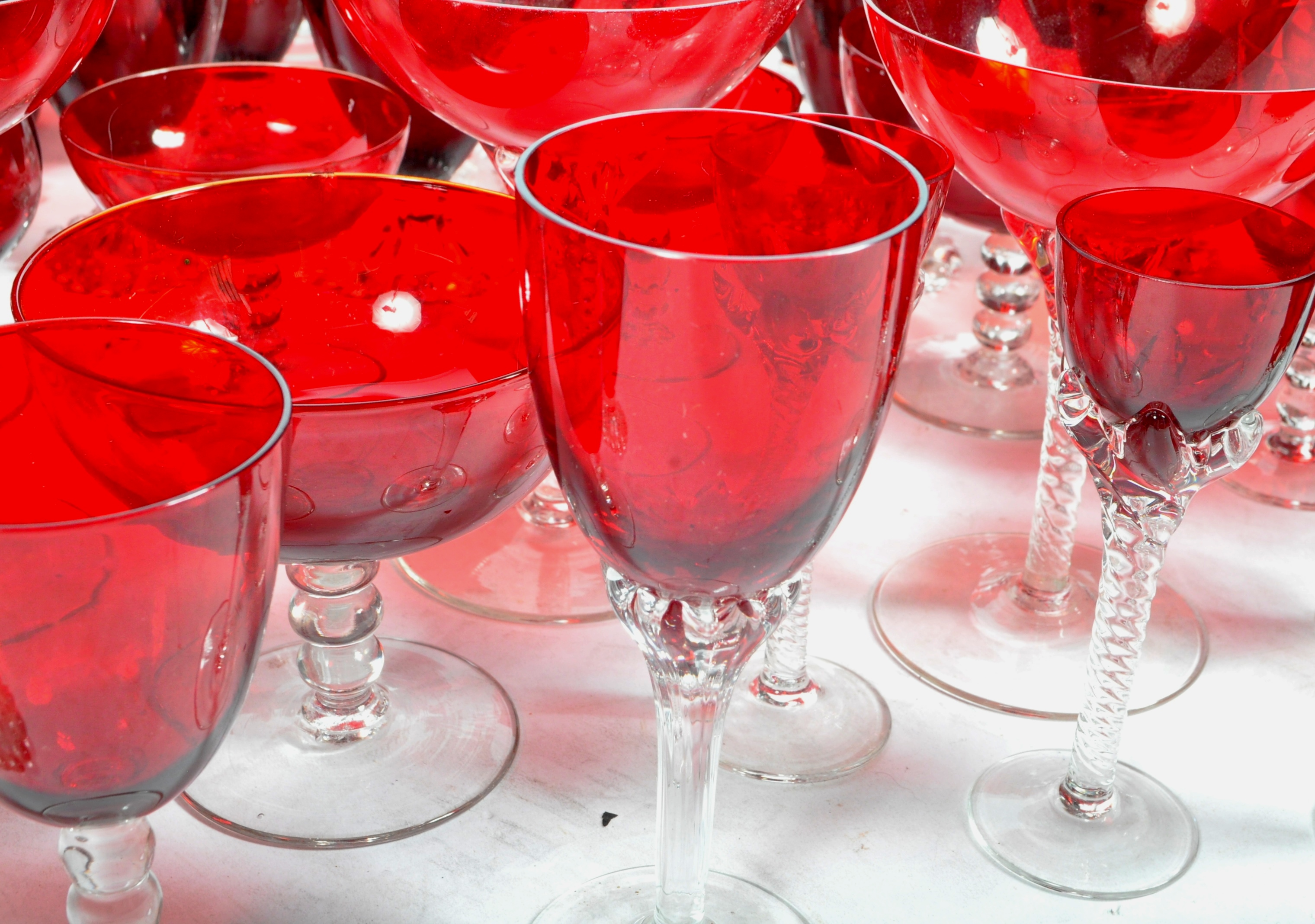 LARGE MIXED COLLECTION OF RED ANCHOR HOCKING GLASSWARE - Image 3 of 9