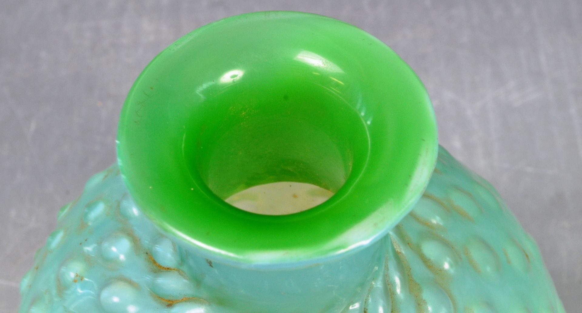 VINTAGE ART DECO IRRIDESCENT GLASS HOBNAIL VASE - Image 3 of 4