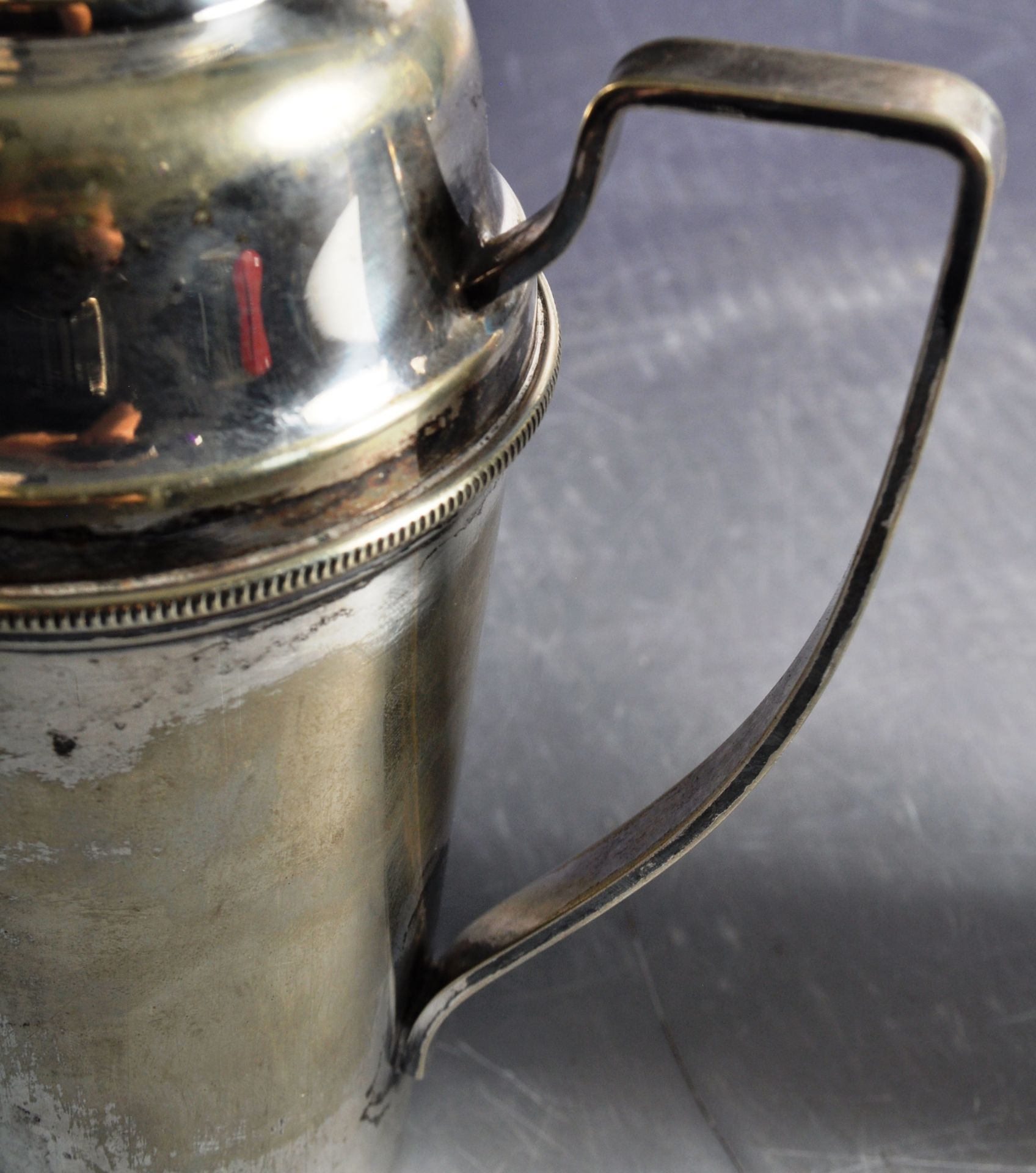 TWO RETRO VINTAGE EARLY 20TH CENTURY SILVER PLATED COCKTAIL SHAKERS - Bild 3 aus 5