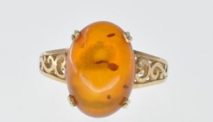 9CT GOLD AND AMBER CABOCHON RING