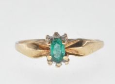 9CT YELLOW GOLD AND EMERALD RING.
