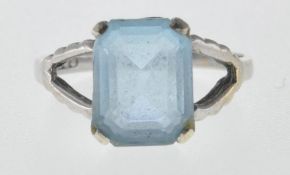 STAMPED 9CT WHITE GOLD AND BLUE STONE RING.