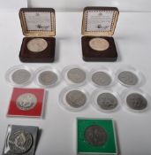 THE BIRMINGHAM MINT SILVER JUBILEE 1977 MEDAL / COIN AND A COLLECTION OF LATE 20TH CENTURY CROWNS