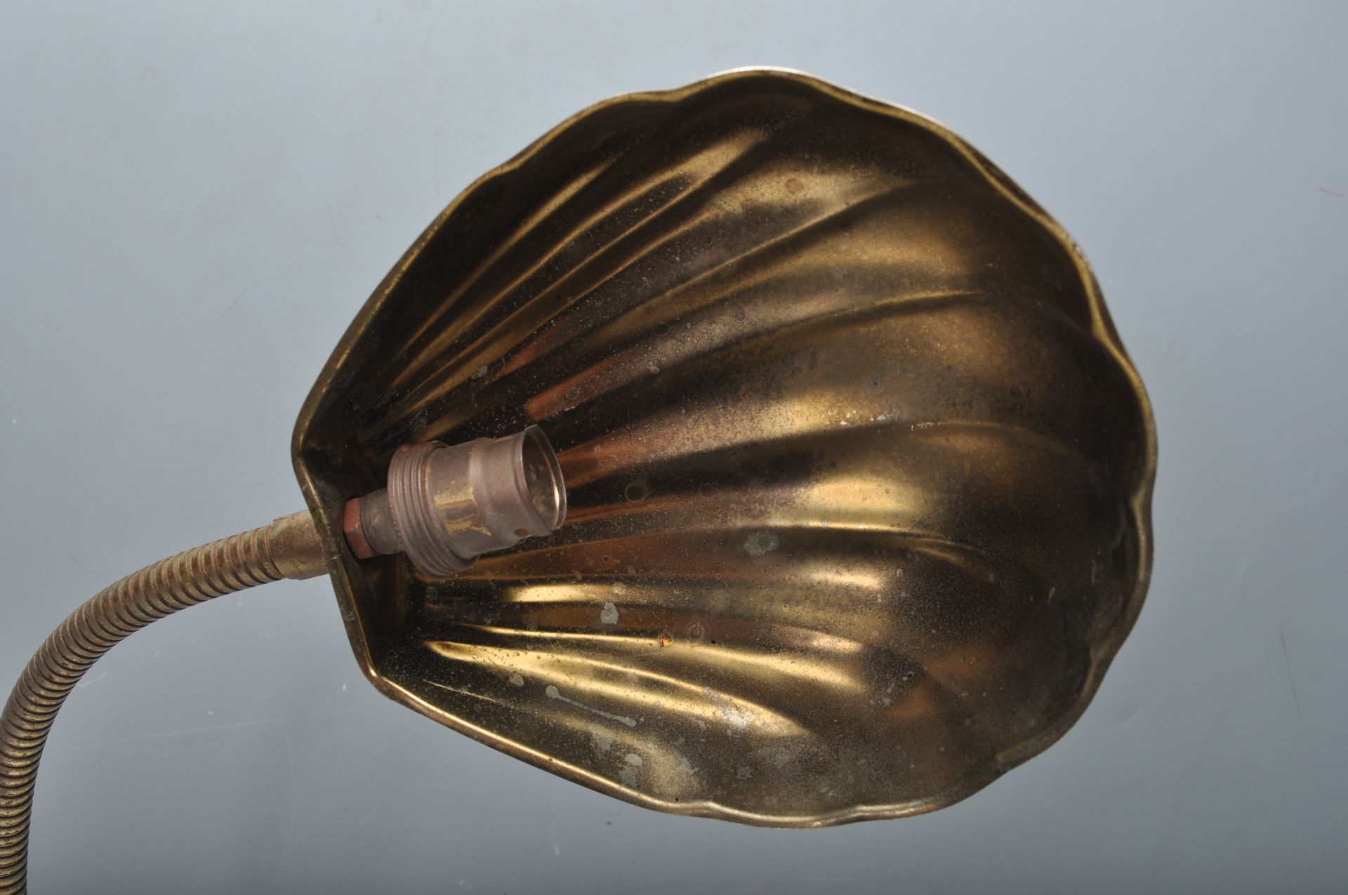 20TH CENTURY ART DECO STYLE GOOSE NECK SCALLOP LAMP. - Image 3 of 5