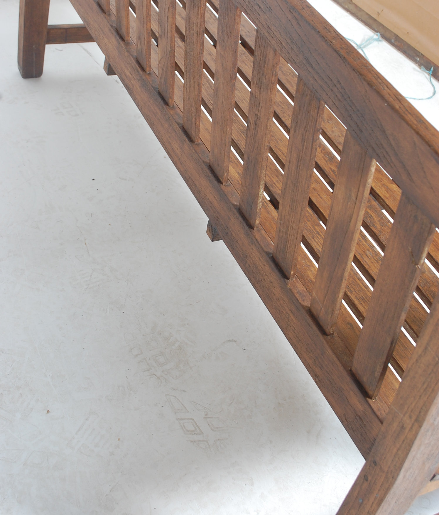 QUALITY CONTEMPORARY SOLID TEAK GARDEN BENCH - Image 6 of 6