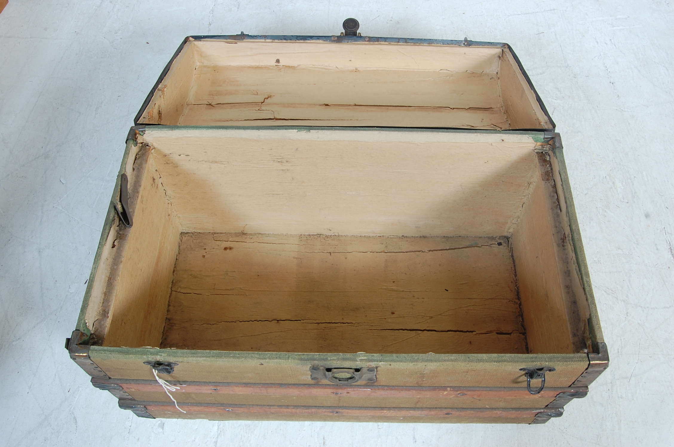 1930’S WOOD, METAL AND CANVAS SHIPPING TRUNK - Image 6 of 7