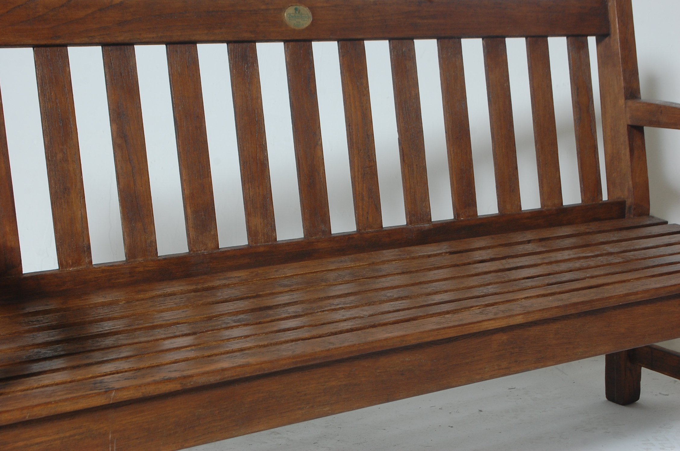 QUALITY CONTEMPORARY SOLID TEAK GARDEN BENCH - Image 3 of 6