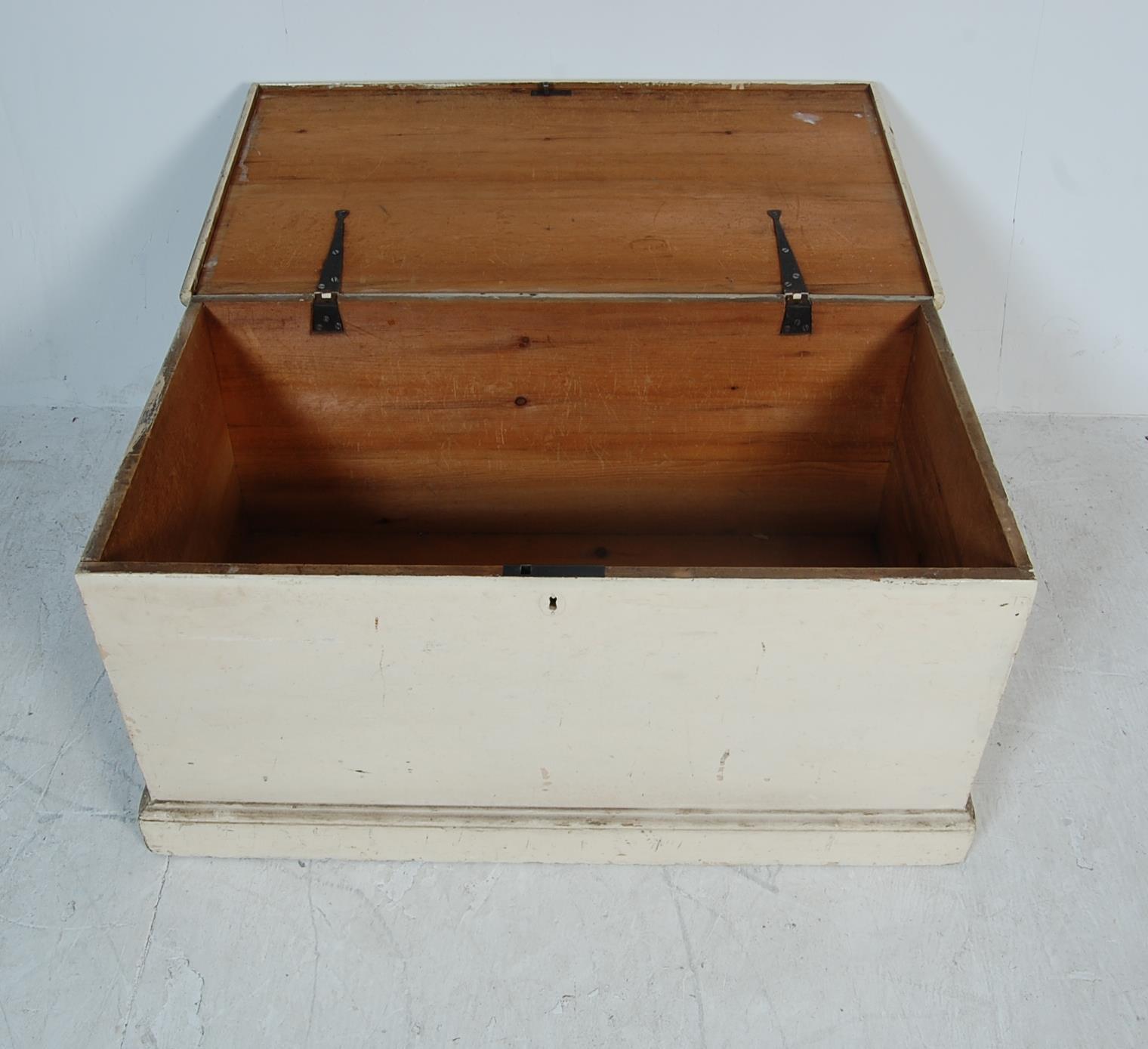 20TH CENTURY VICTORIAN STYLE PINE BLANKET BOX - Image 4 of 7