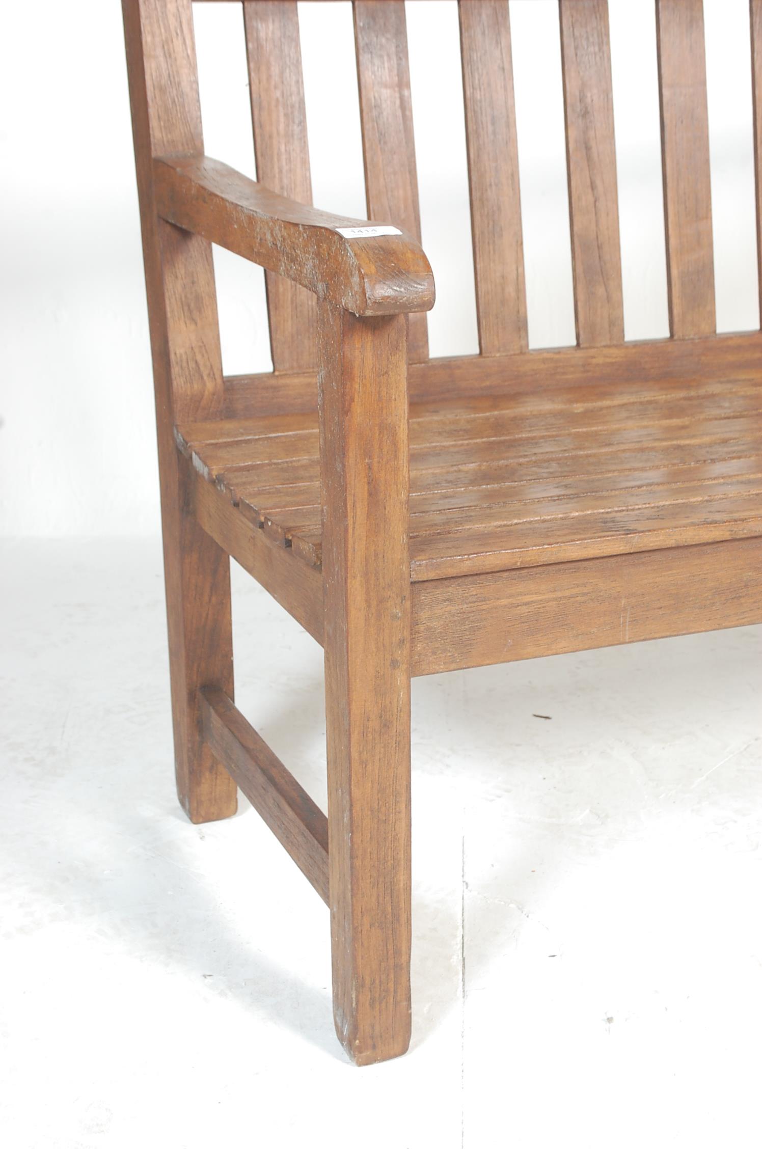 QUALITY CONTEMPORARY SOLID TEAK GARDEN BENCH - Image 2 of 6