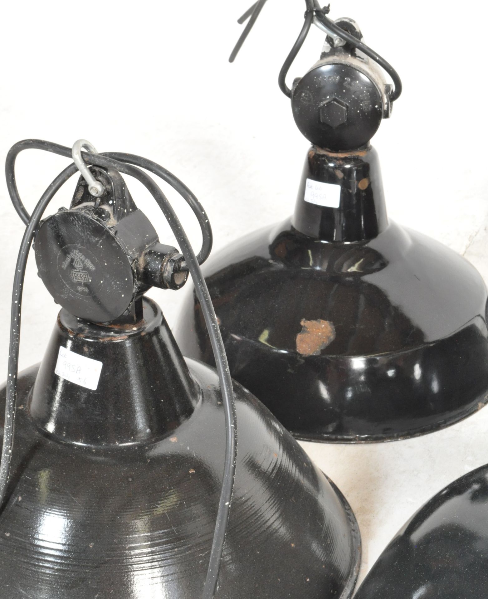 GROUP OF SIX MID CENTURY INDUSTRIAL ENAMEL HANGING PENDANT LIGHTS - Image 4 of 6