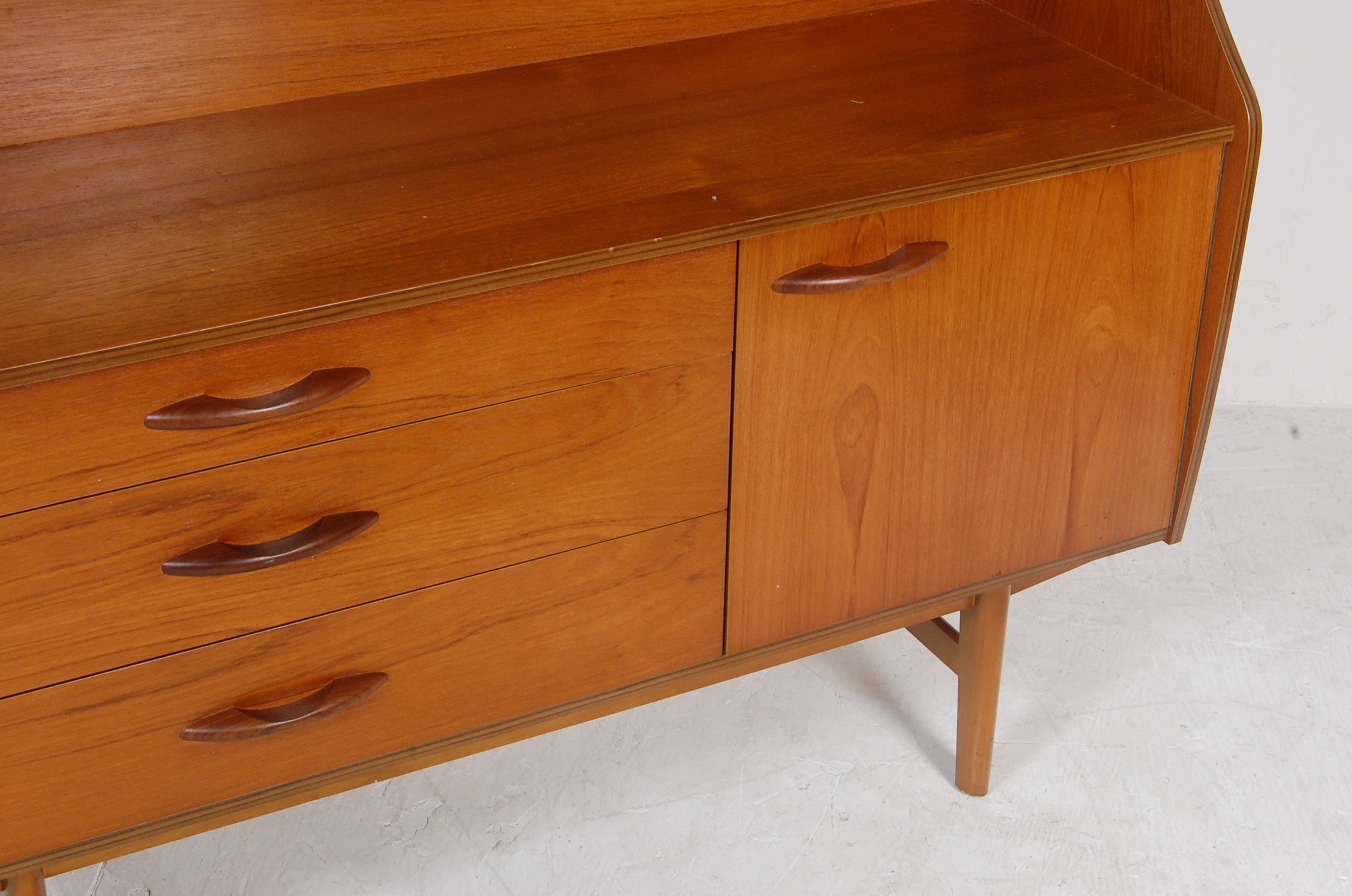 RETRO VINTAGE LATE 20TH CENTURY TEAK HIGHBOARD - Image 3 of 6