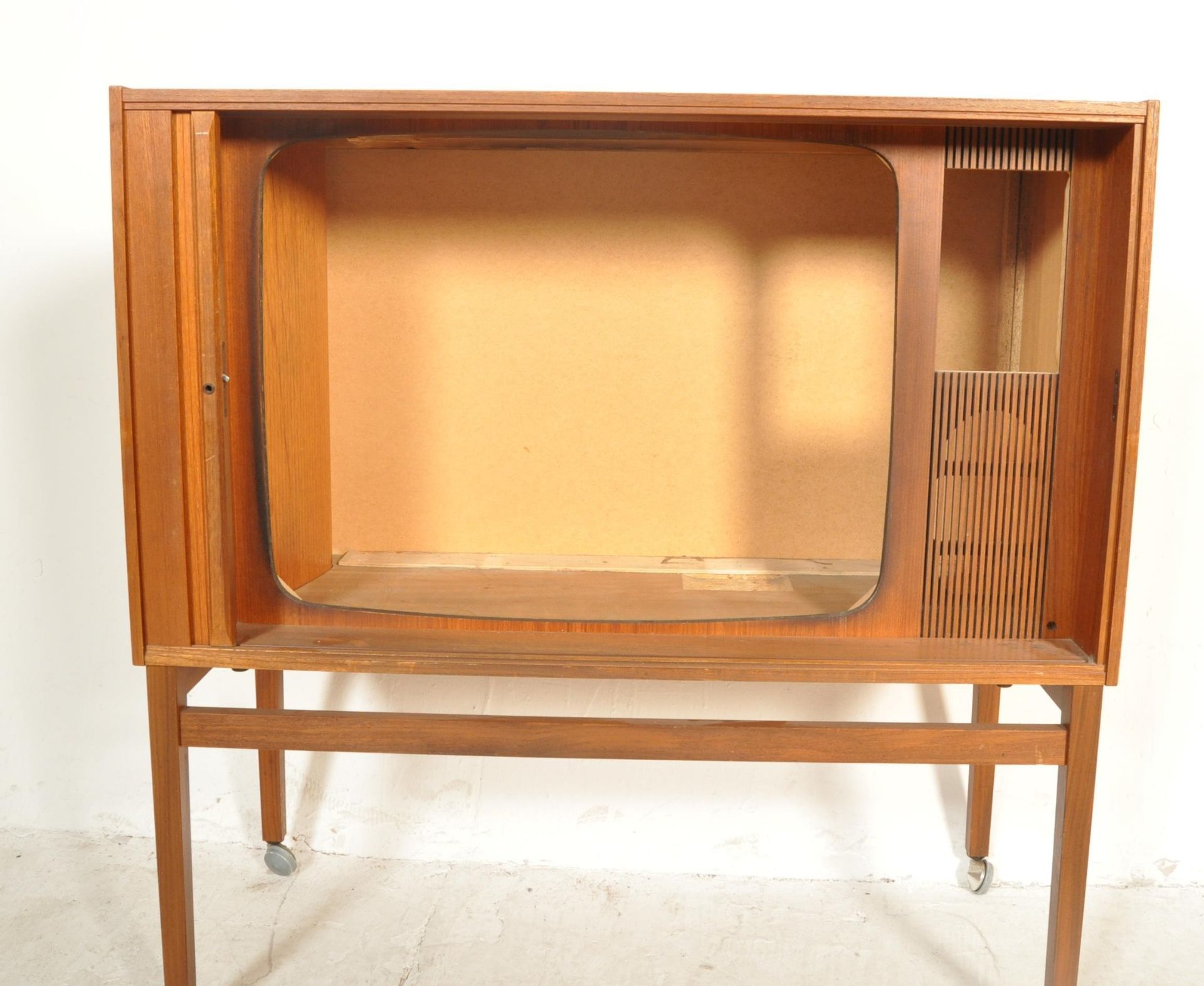 RETRO VINTAGE TEAK WOOD TAMBOUR TEAK WOOD TELEVISION CABINET - Bild 3 aus 5