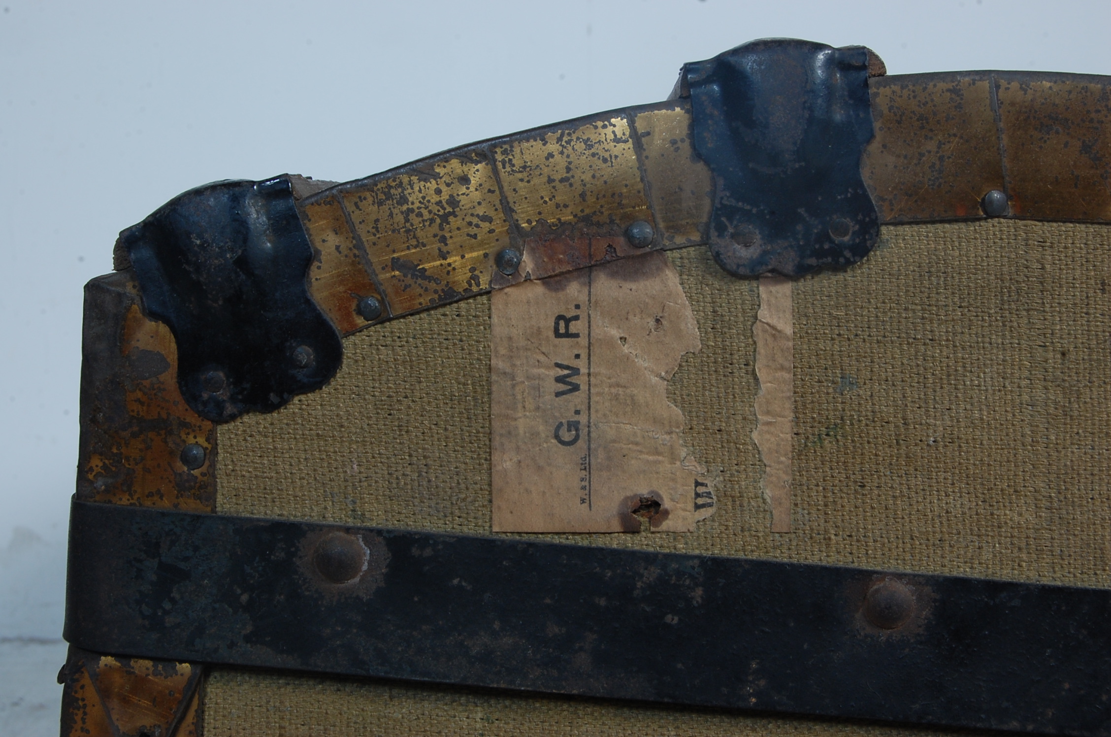 1930’S WOOD, METAL AND CANVAS SHIPPING TRUNK - Image 7 of 7