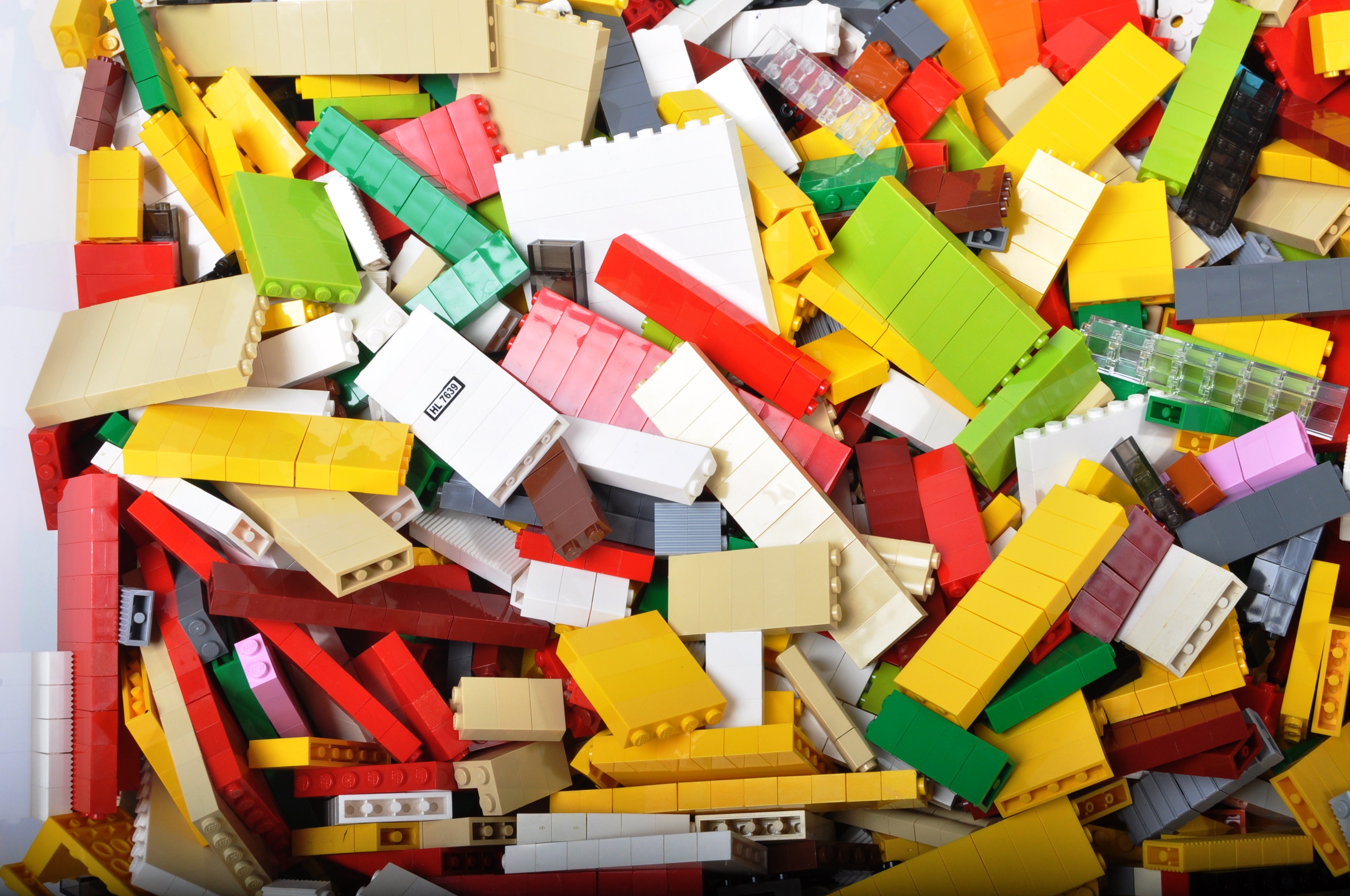 LARGE QUANTITY OF ASSORTED LOOSE LEGO BRICKS - Image 2 of 5