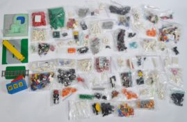 LARGE COLLECTION OF ASSORTED LOOSE & BAGGED LEGO BRICKS