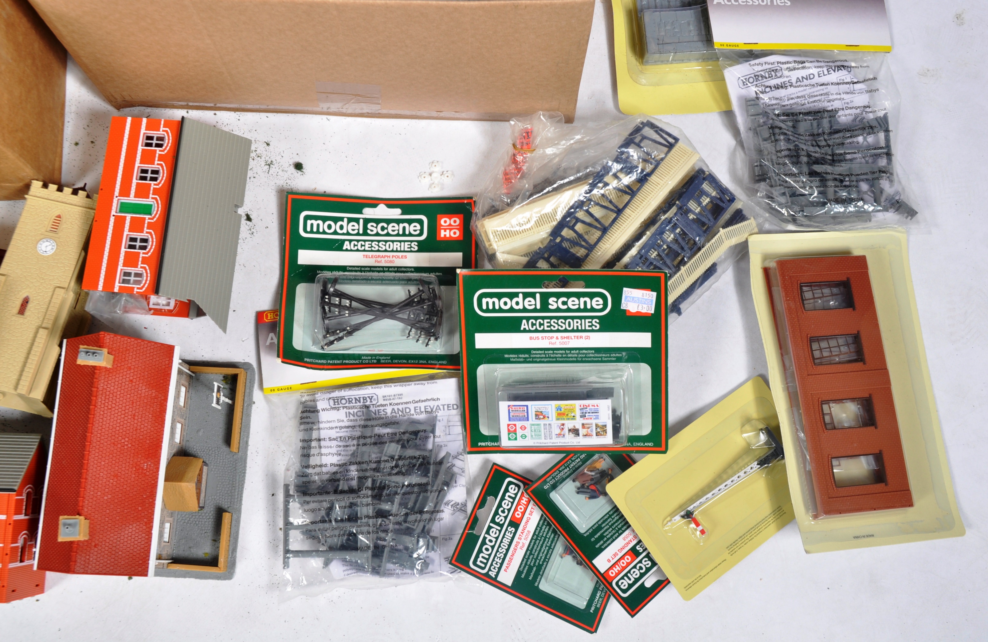 COLLECTION OF HORNBY 00 GAUGE MODEL RAILWAY TRACKSIDE ACCESSORIES - Image 4 of 5