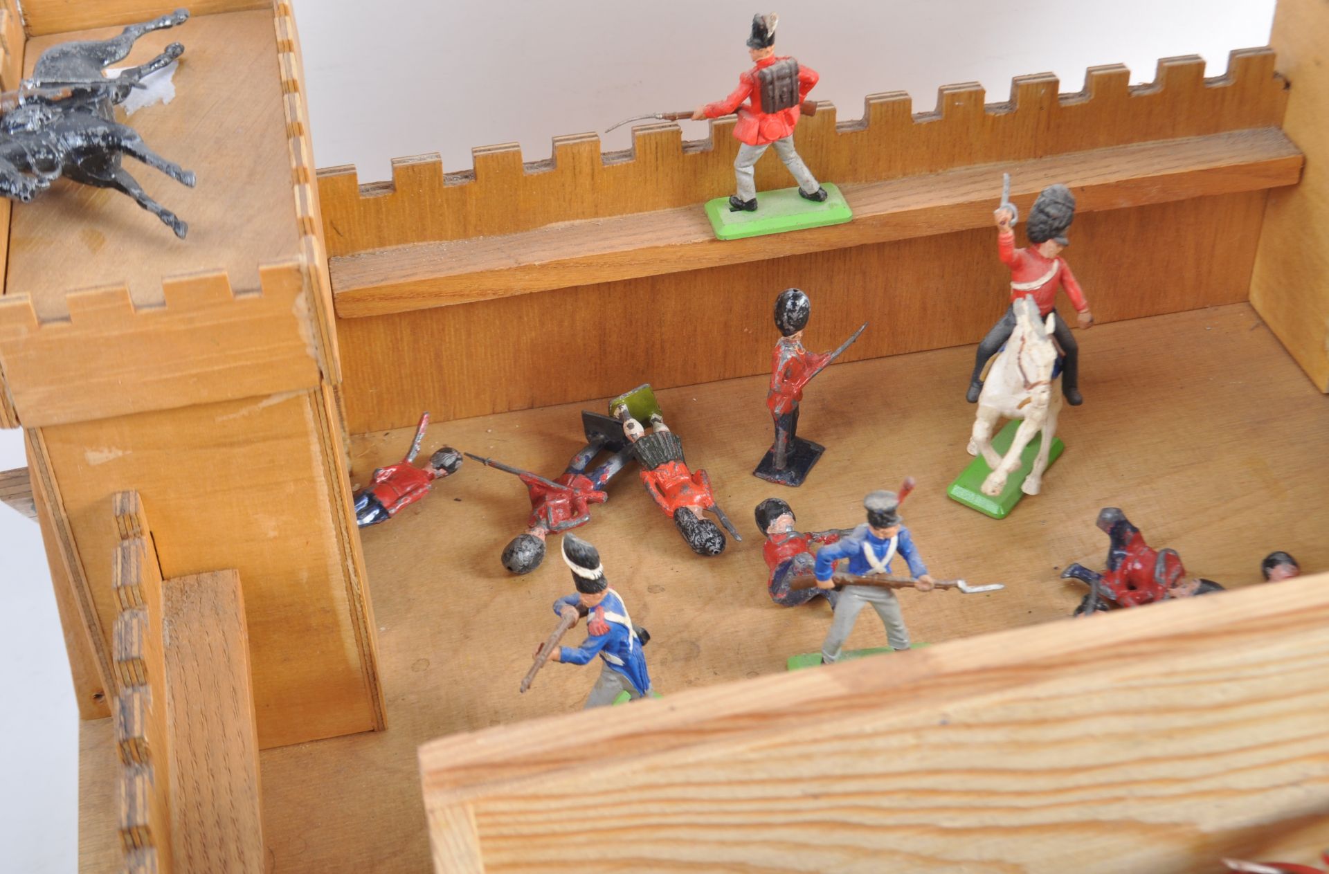 VINTAGE SCRATCHBUILT FORT WITH BRITAINS TOY SOLDIERS - Bild 4 aus 9